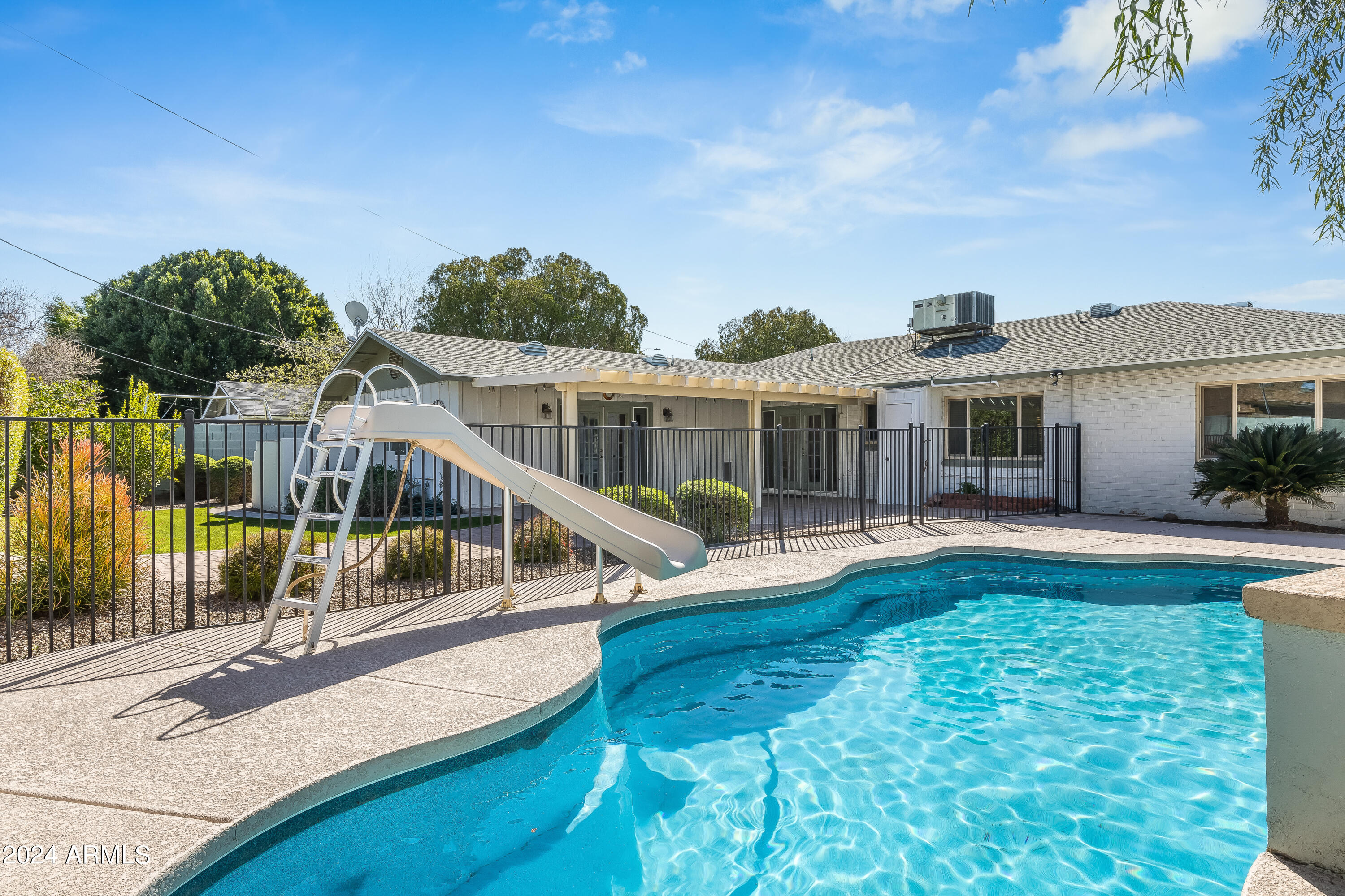 4714 E WINDSOR Avenue