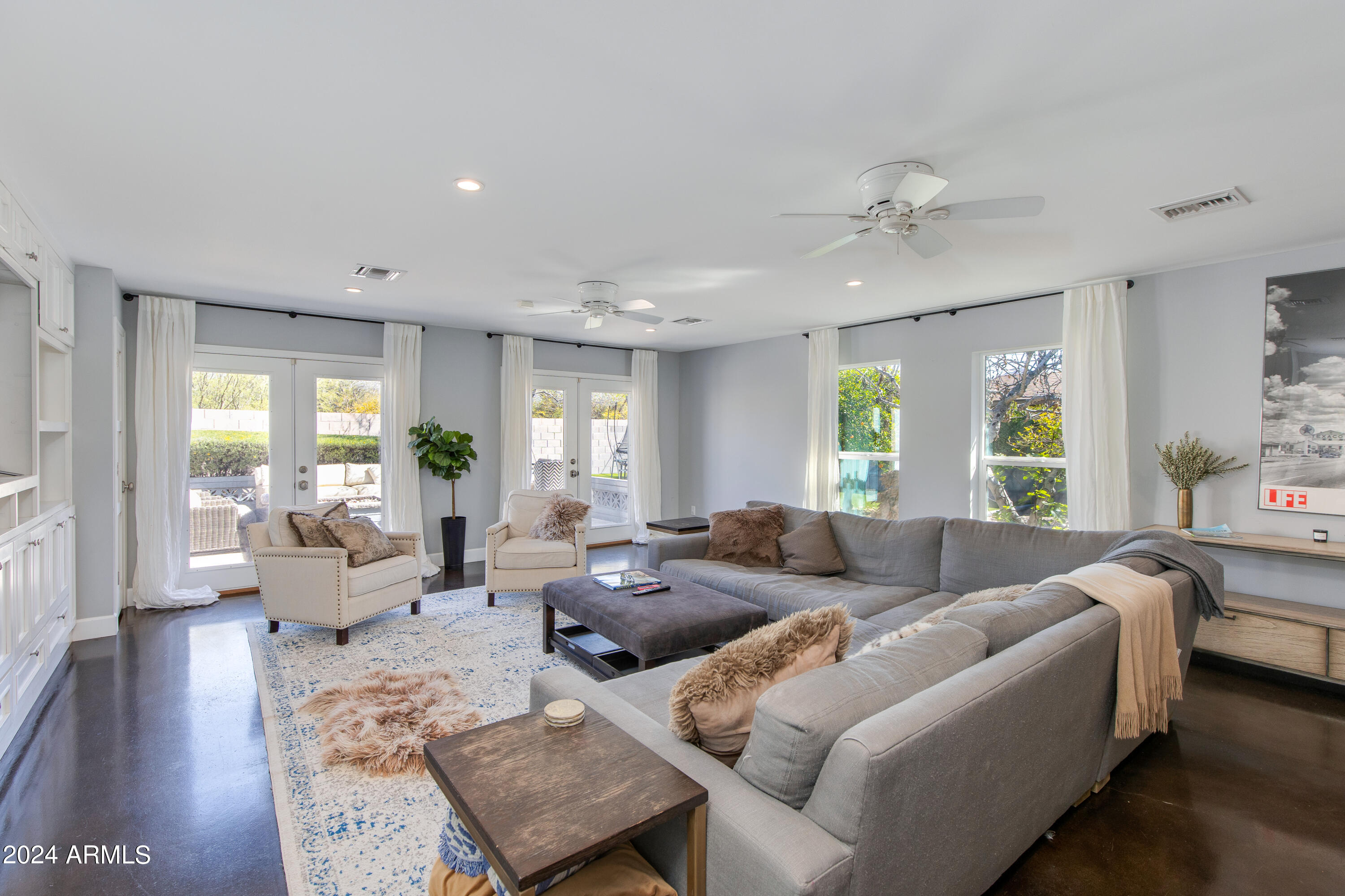 3228 E MISSOURI Avenue