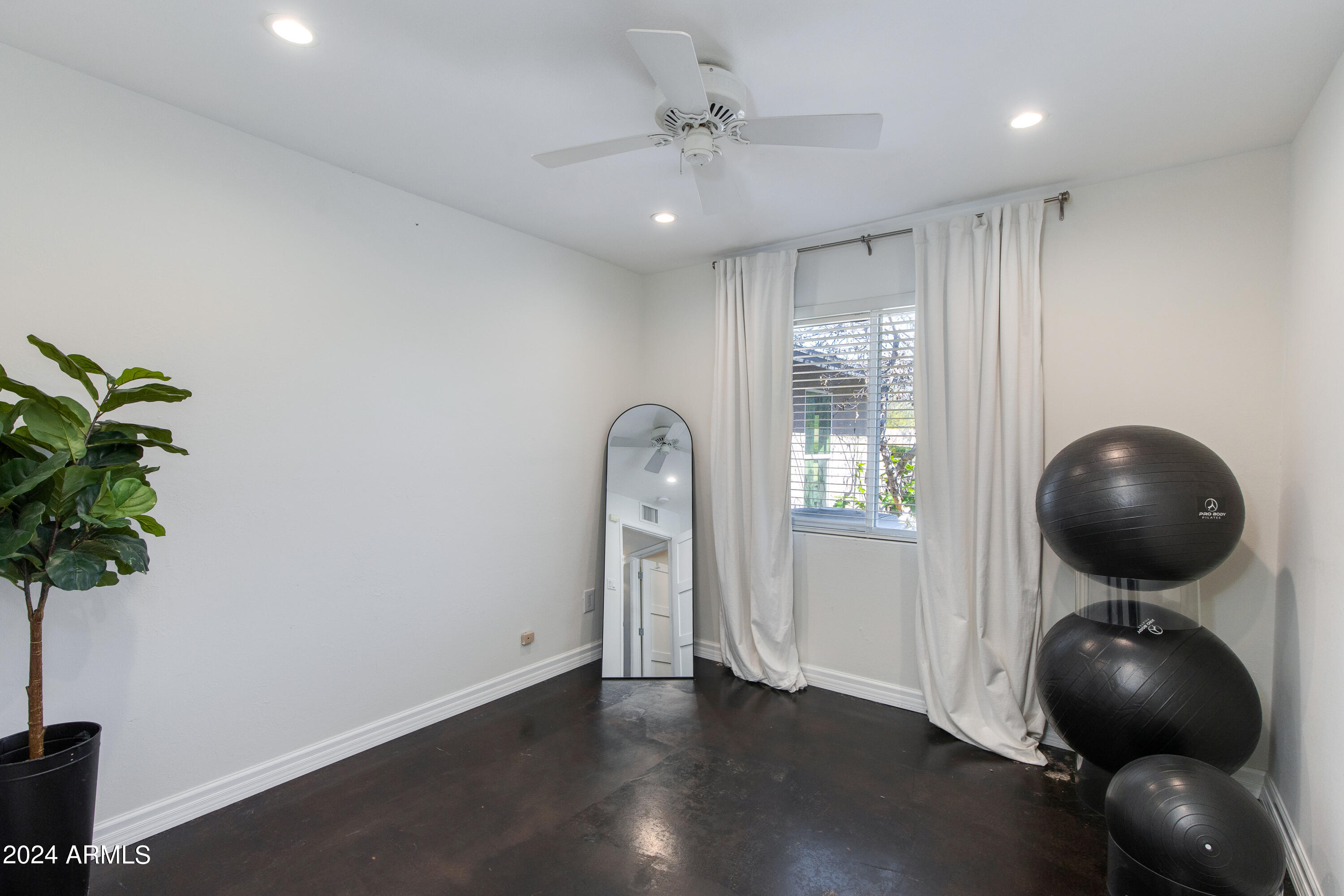 3228 E MISSOURI Avenue