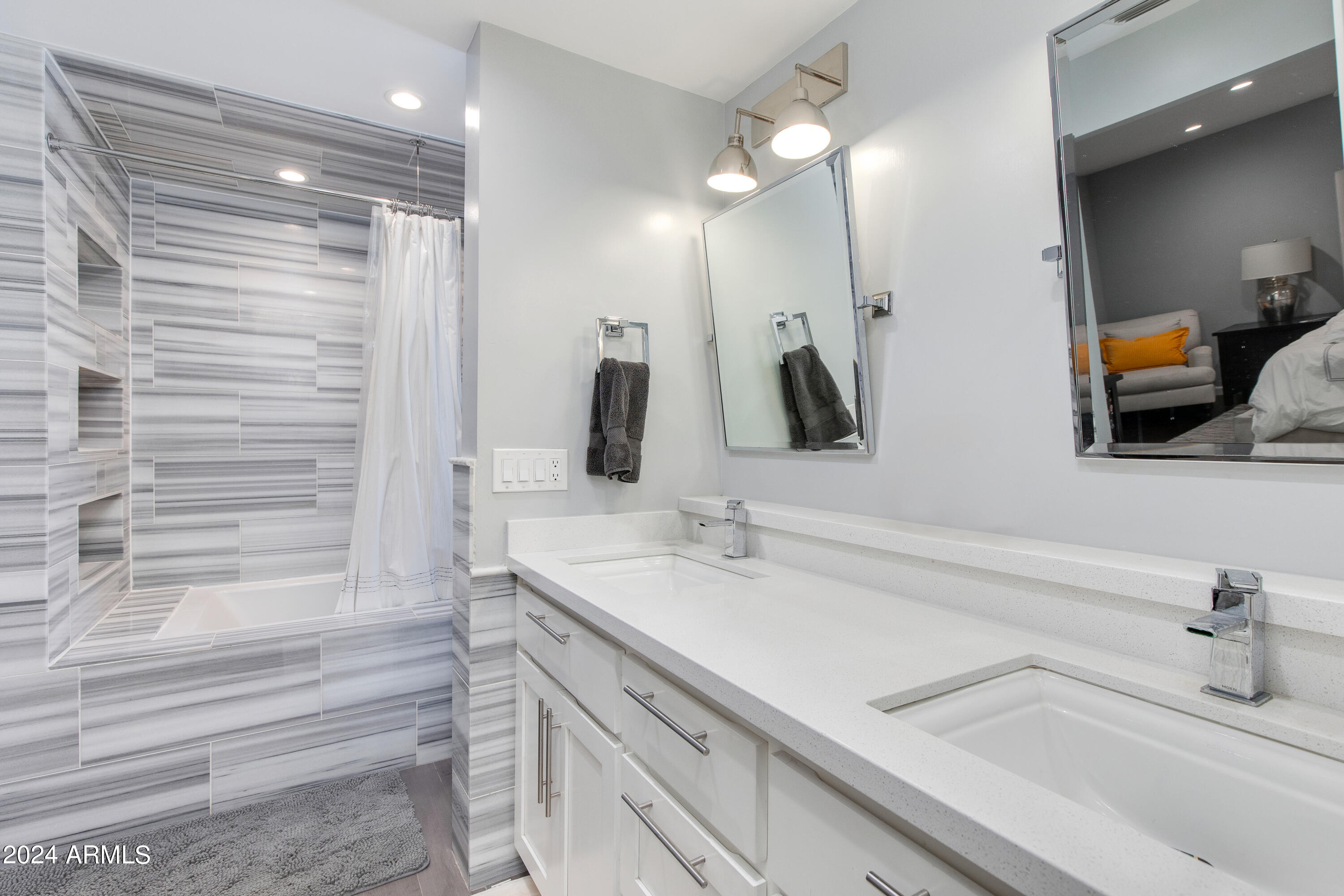 3228 E MISSOURI Avenue