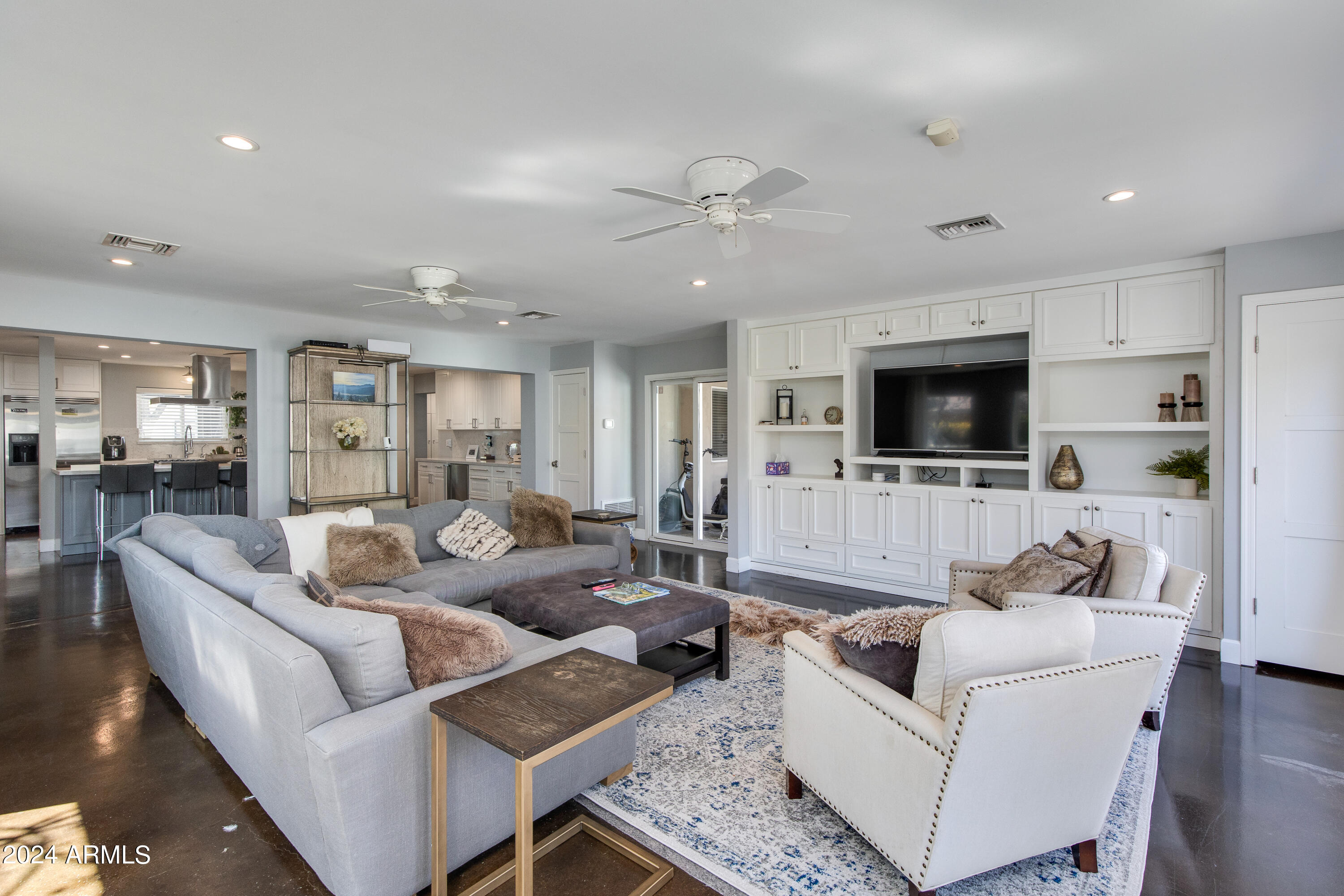 3228 E MISSOURI Avenue