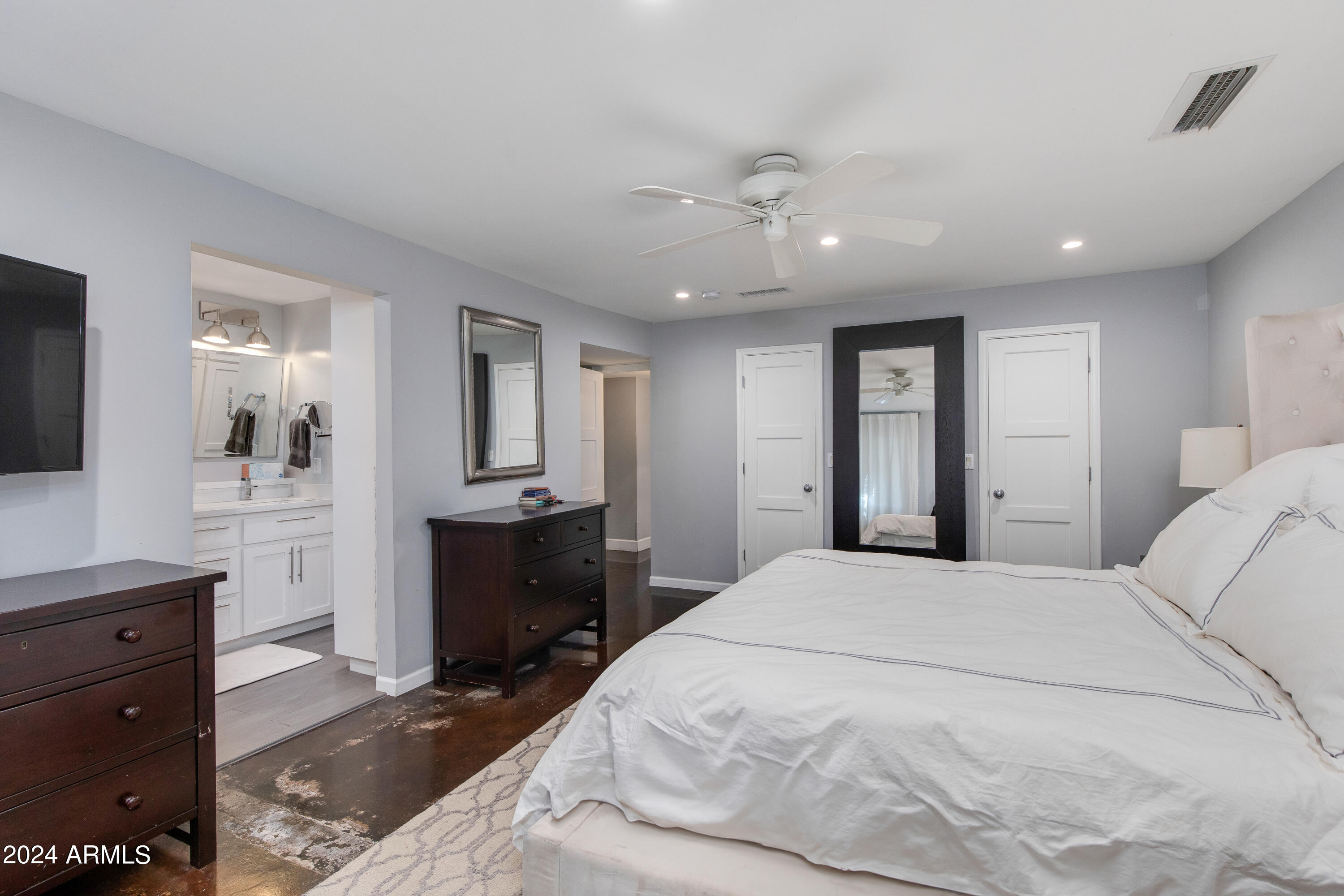 3228 E MISSOURI Avenue