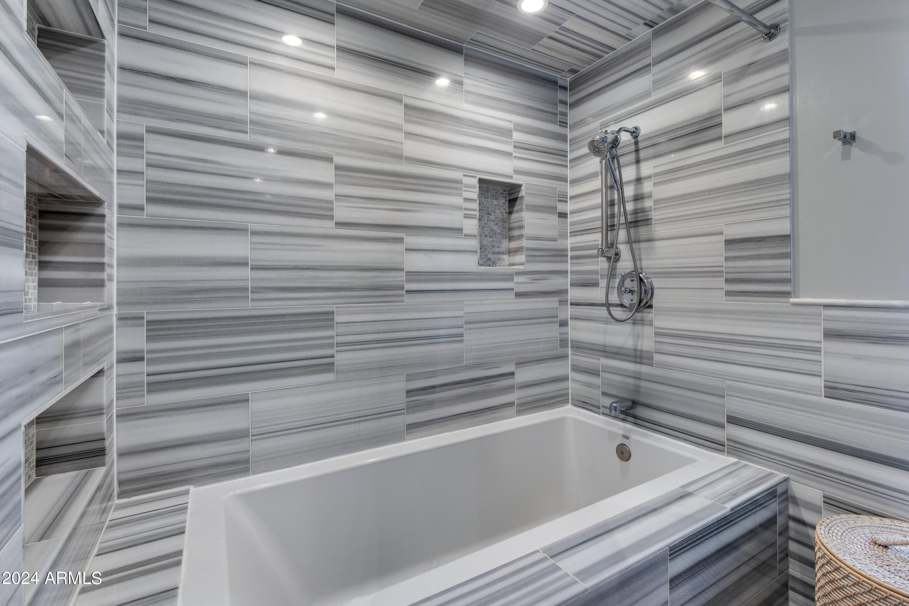 3228 E MISSOURI Avenue