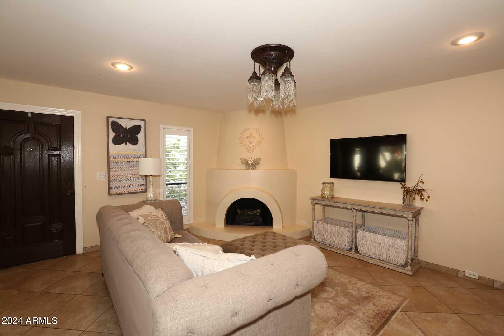 1823 E HAYWARD Avenue, 3