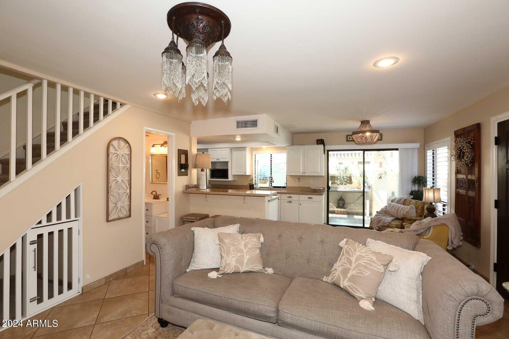 1823 E HAYWARD Avenue, 3