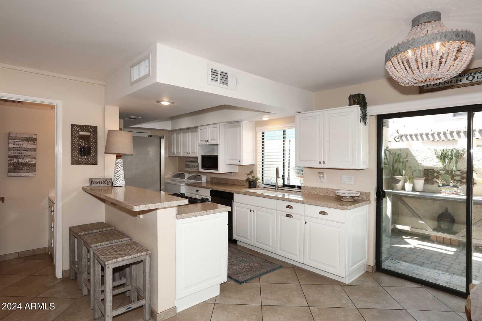 1823 E HAYWARD Avenue, 3