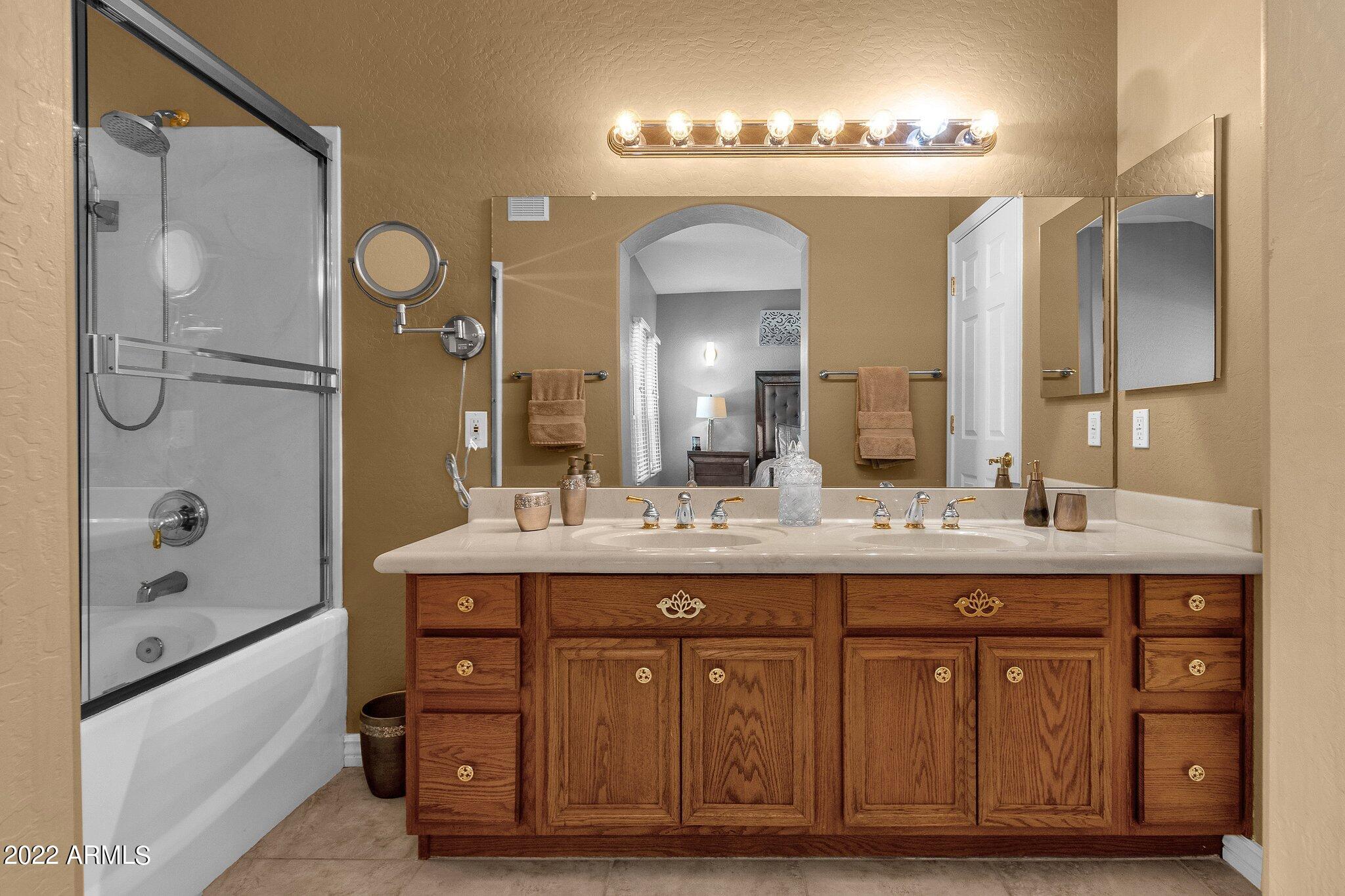 5015 E CHEYENNE Drive 2