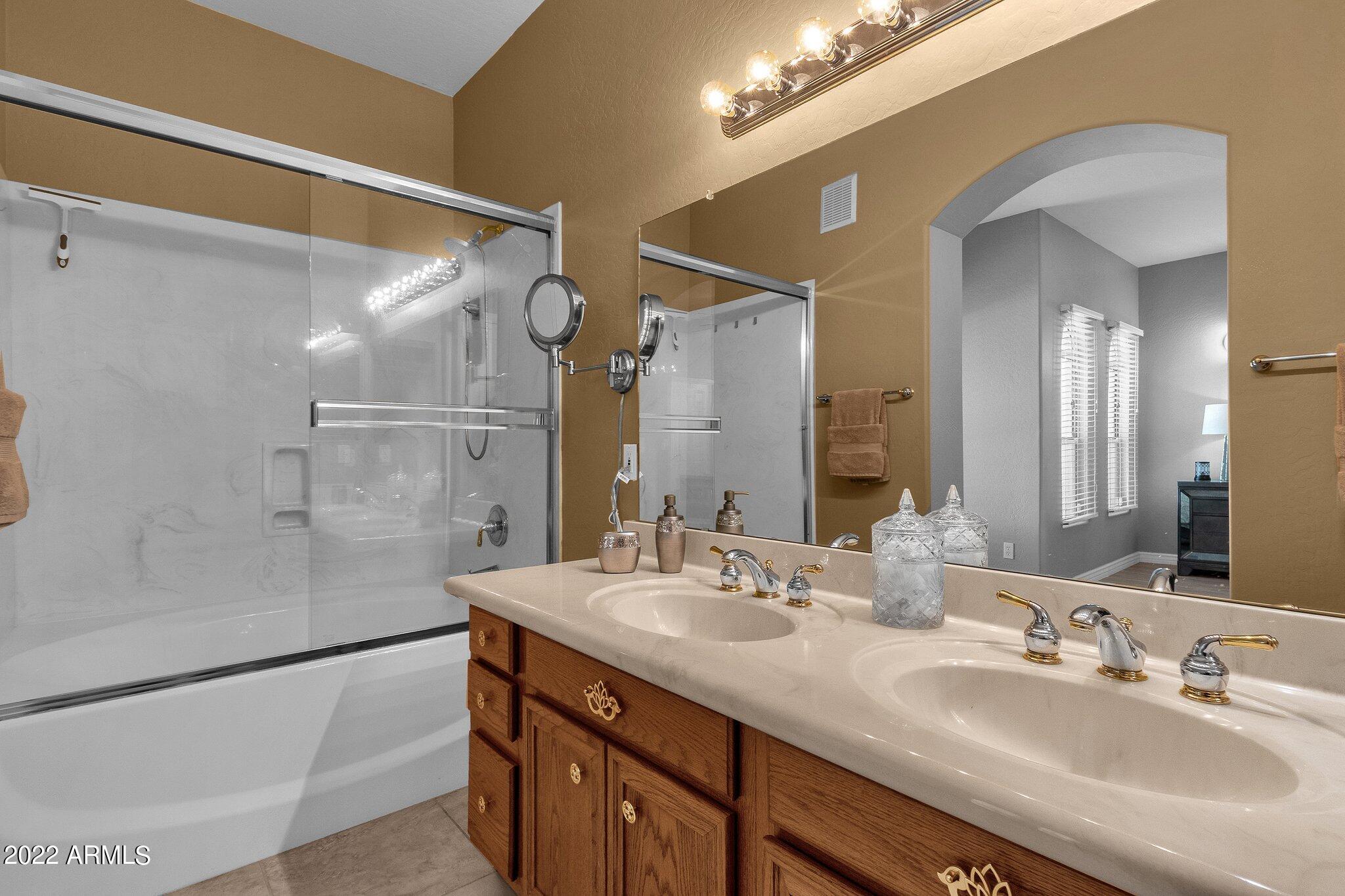 5015 E CHEYENNE Drive 2