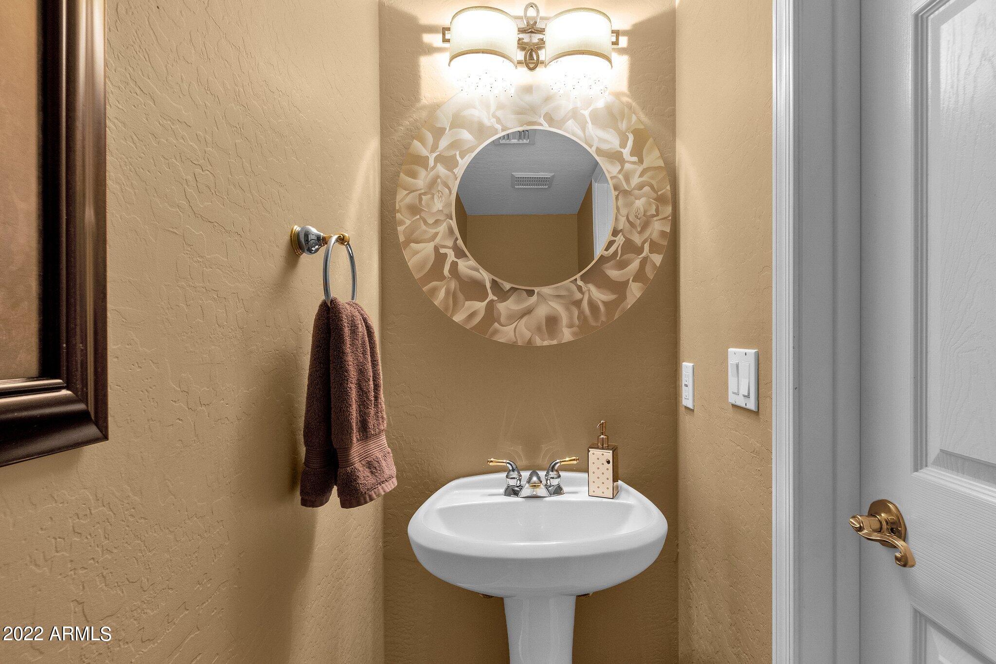 5015 E CHEYENNE Drive 2