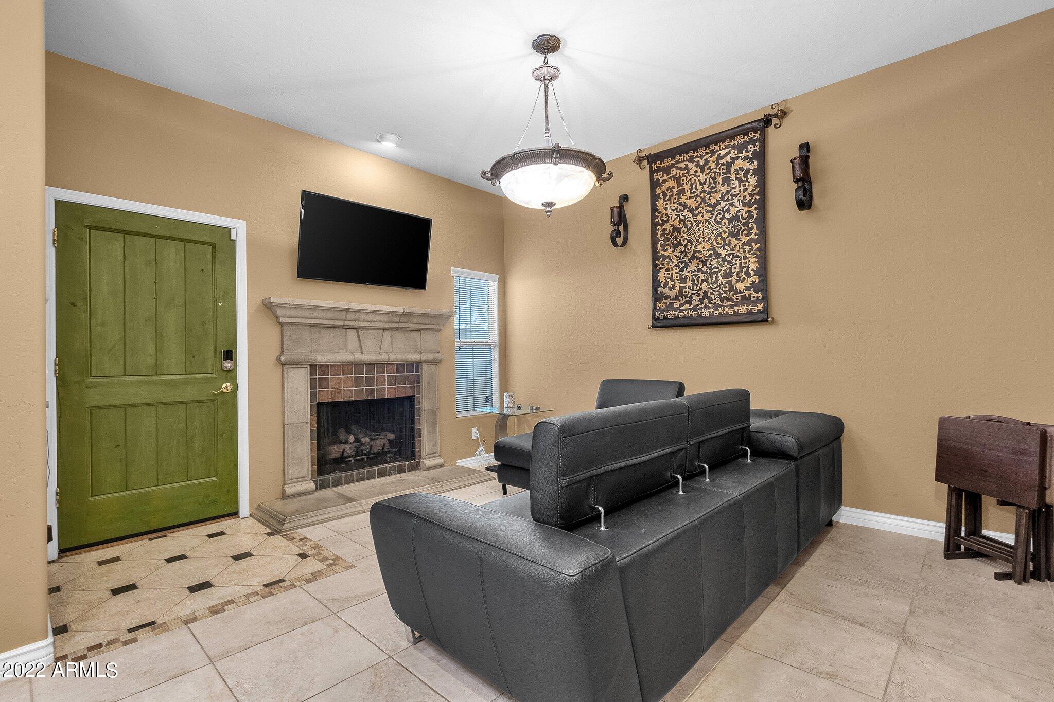 5015 E CHEYENNE Drive 2