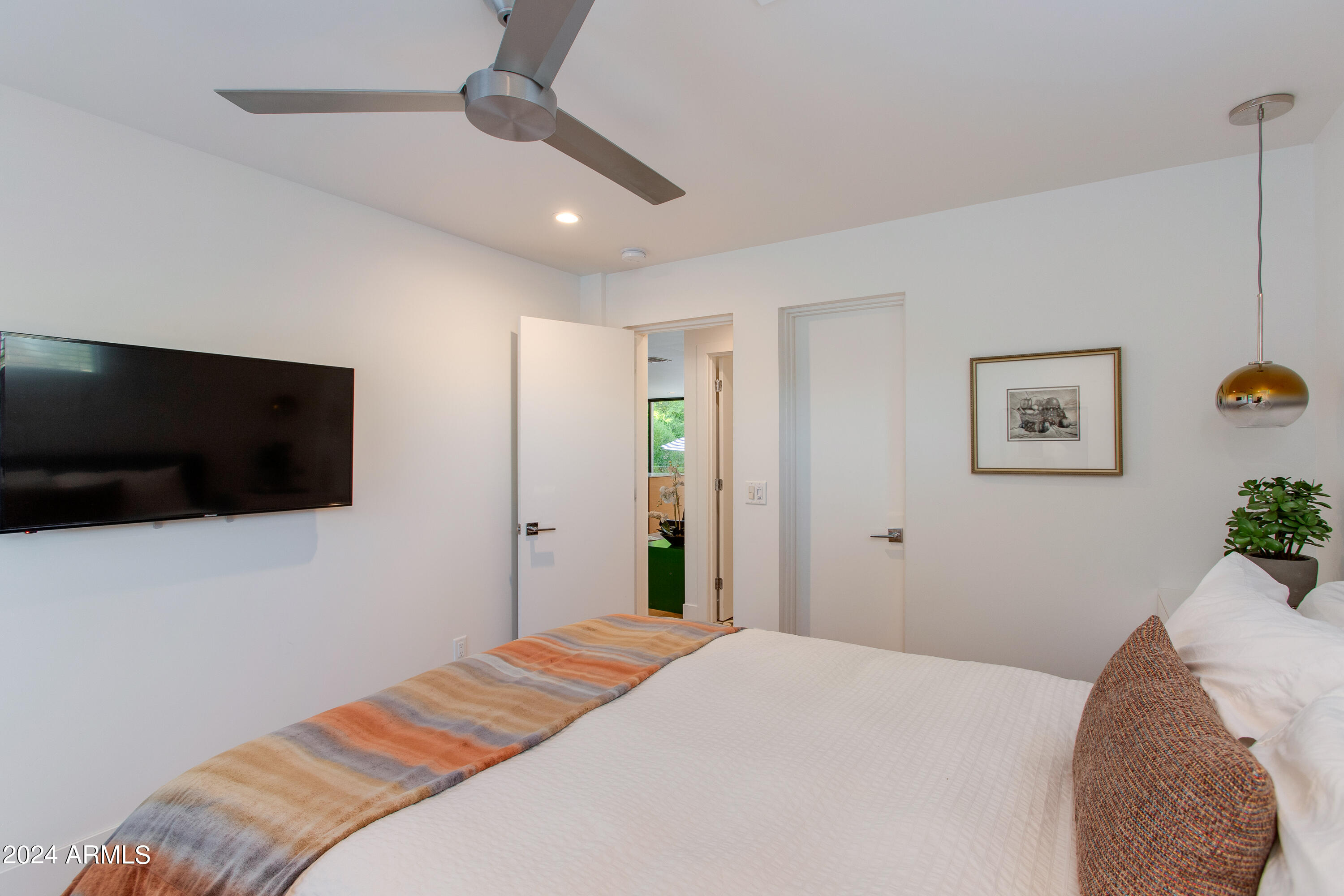 1434 E HOOVER Avenue