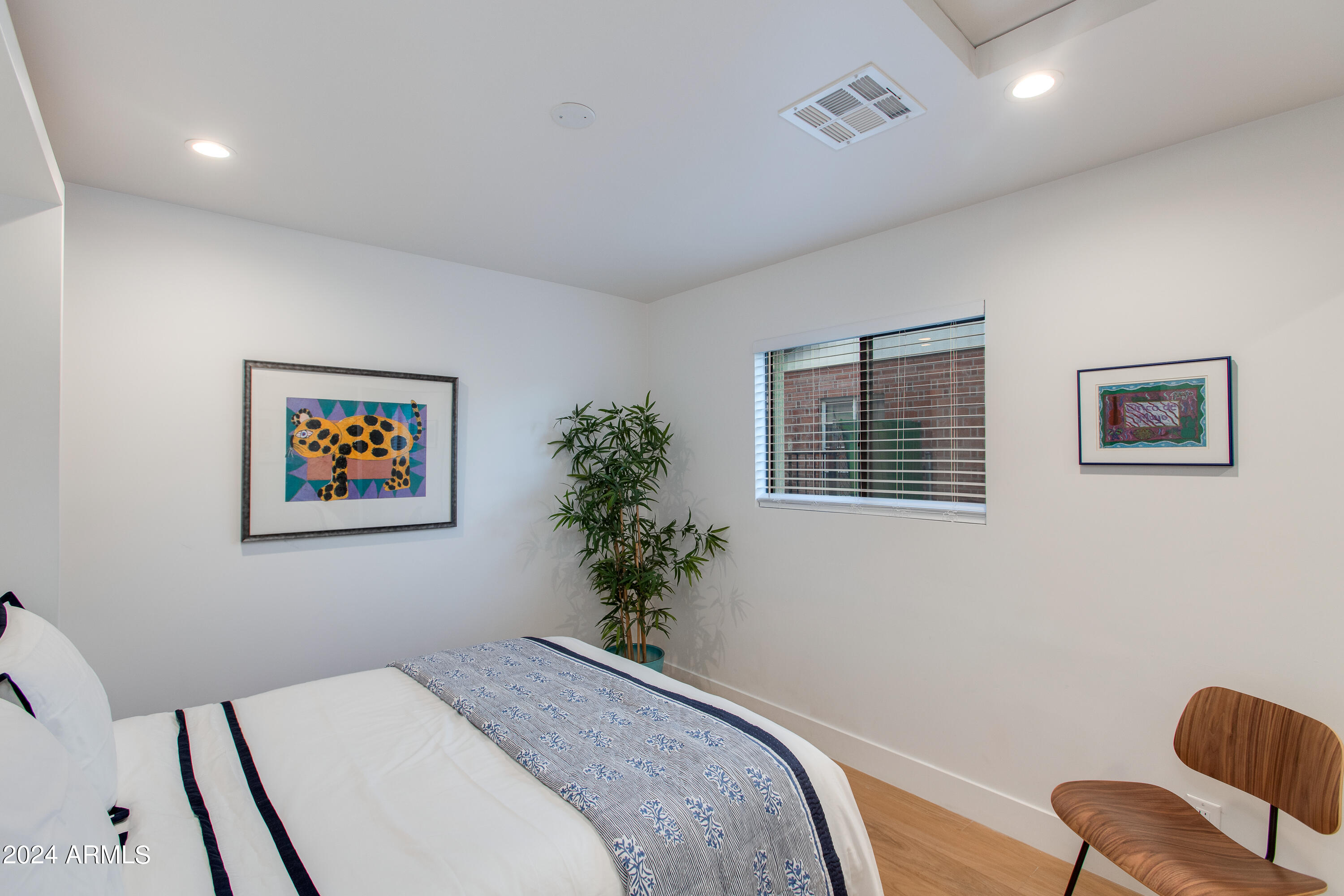 1434 E HOOVER Avenue