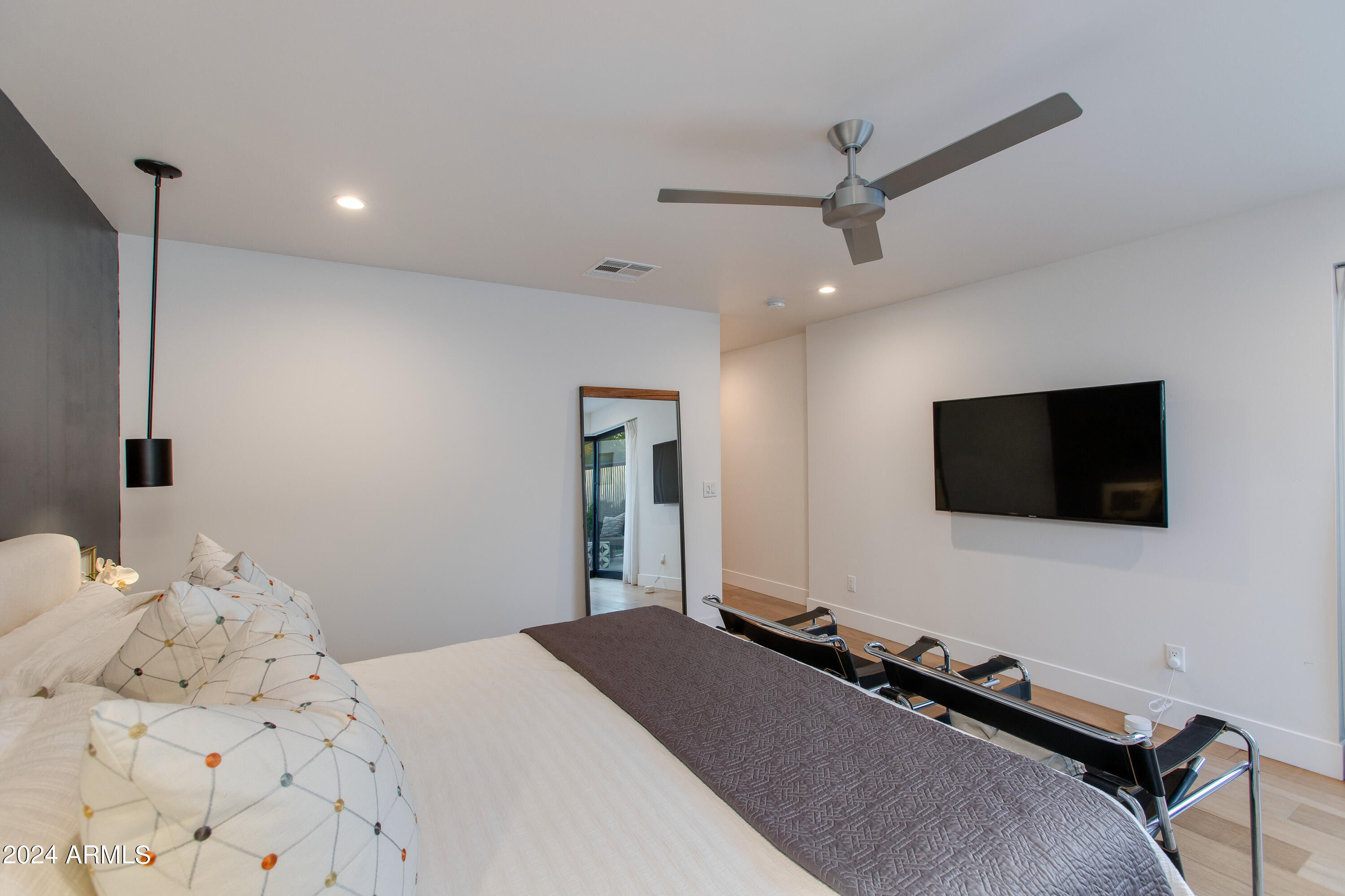 1434 E HOOVER Avenue