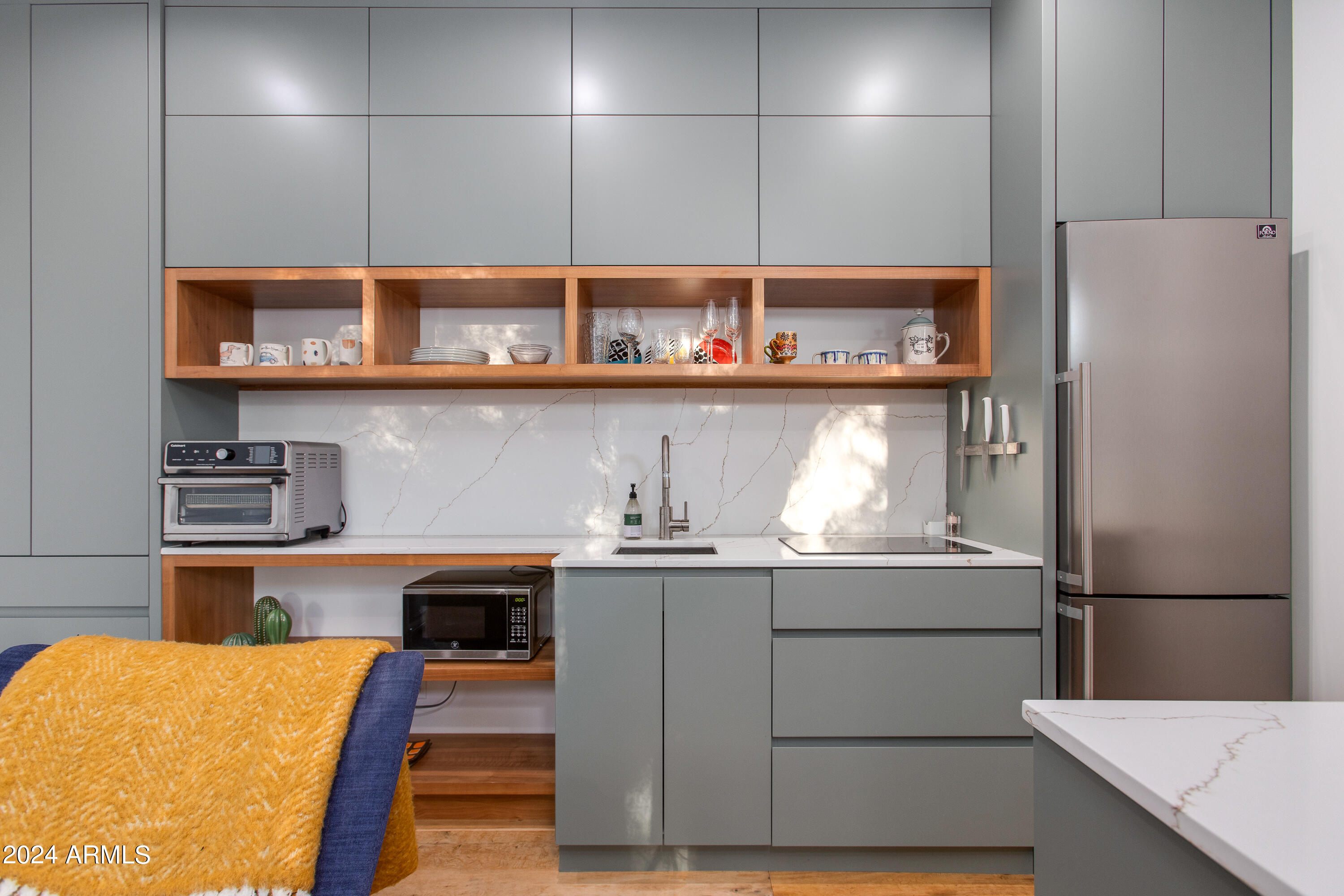 1434 E HOOVER Avenue