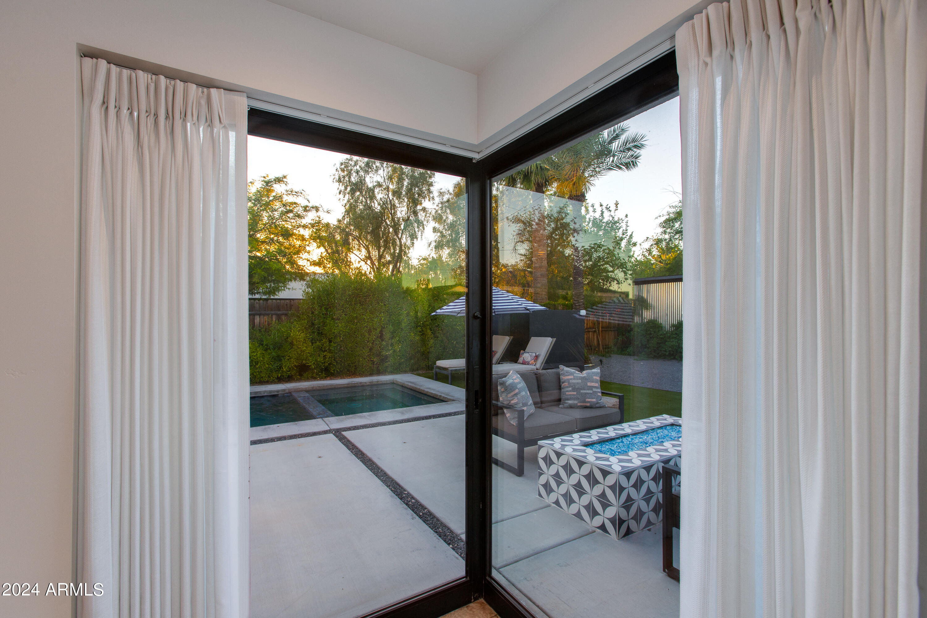 1434 E HOOVER Avenue