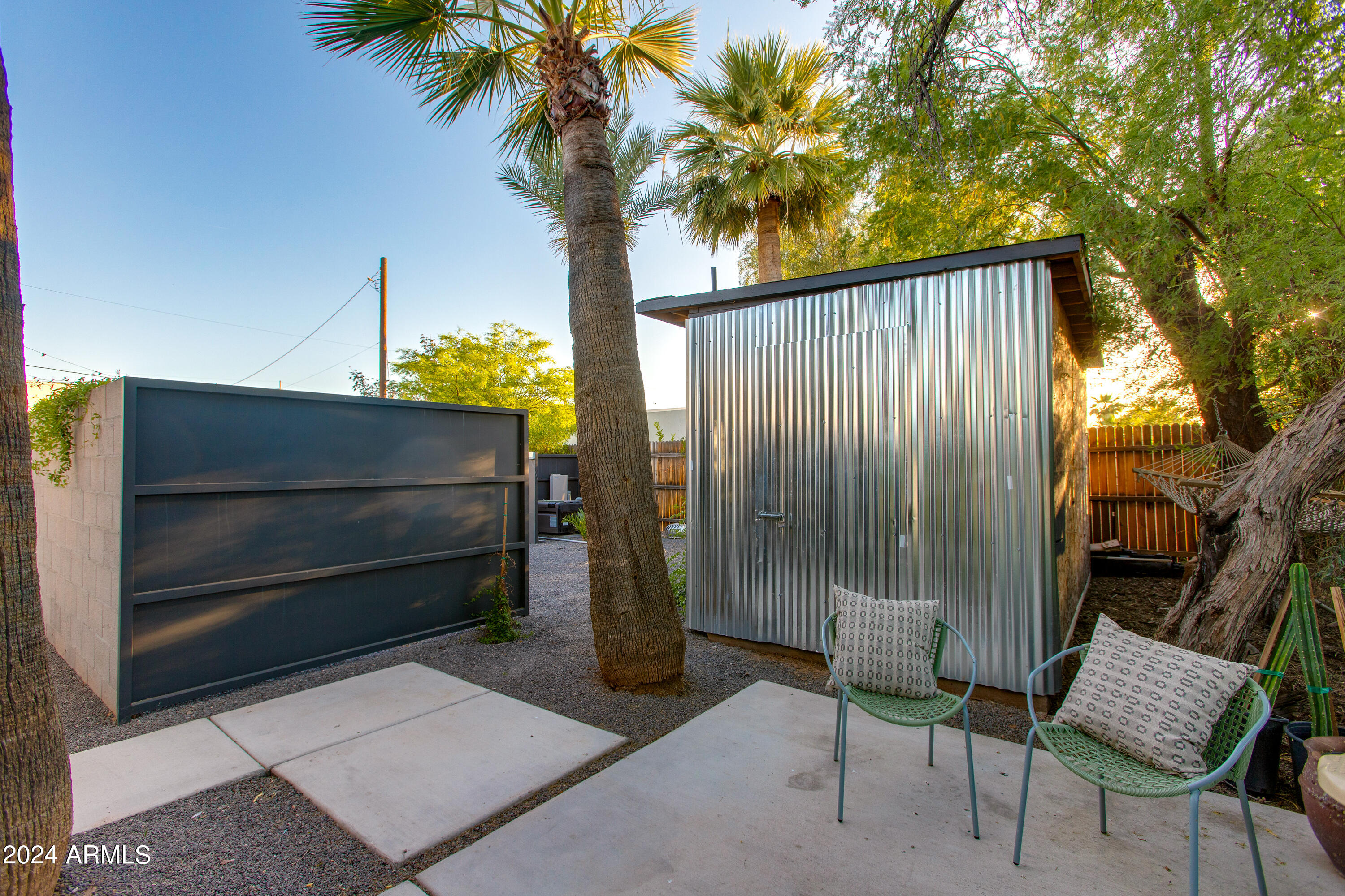 1434 E HOOVER Avenue