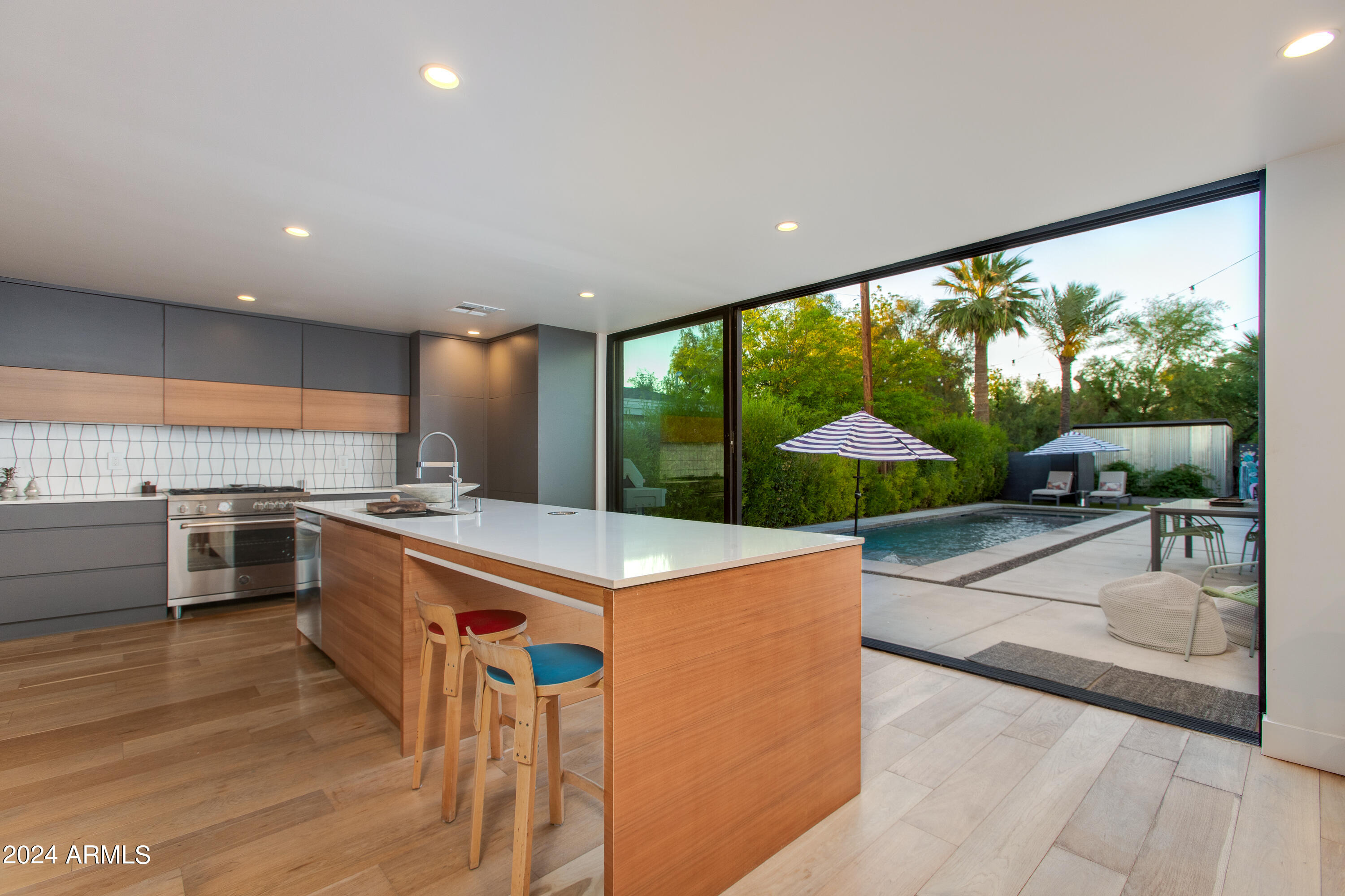 1434 E HOOVER Avenue