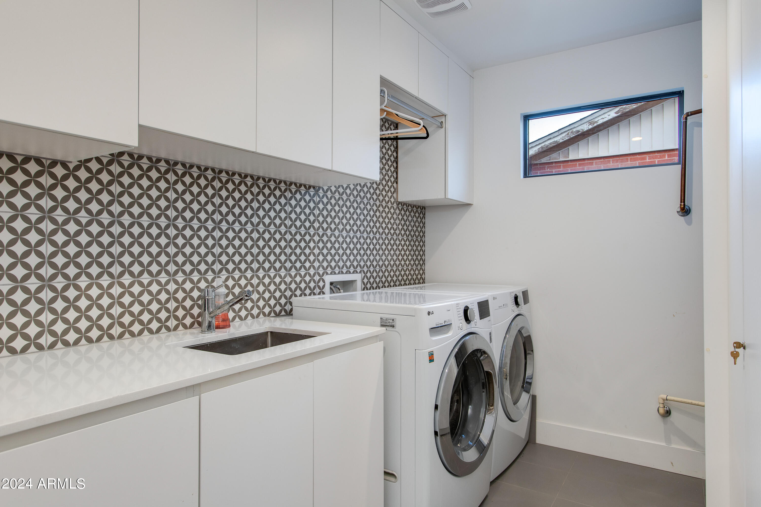 1434 E HOOVER Avenue