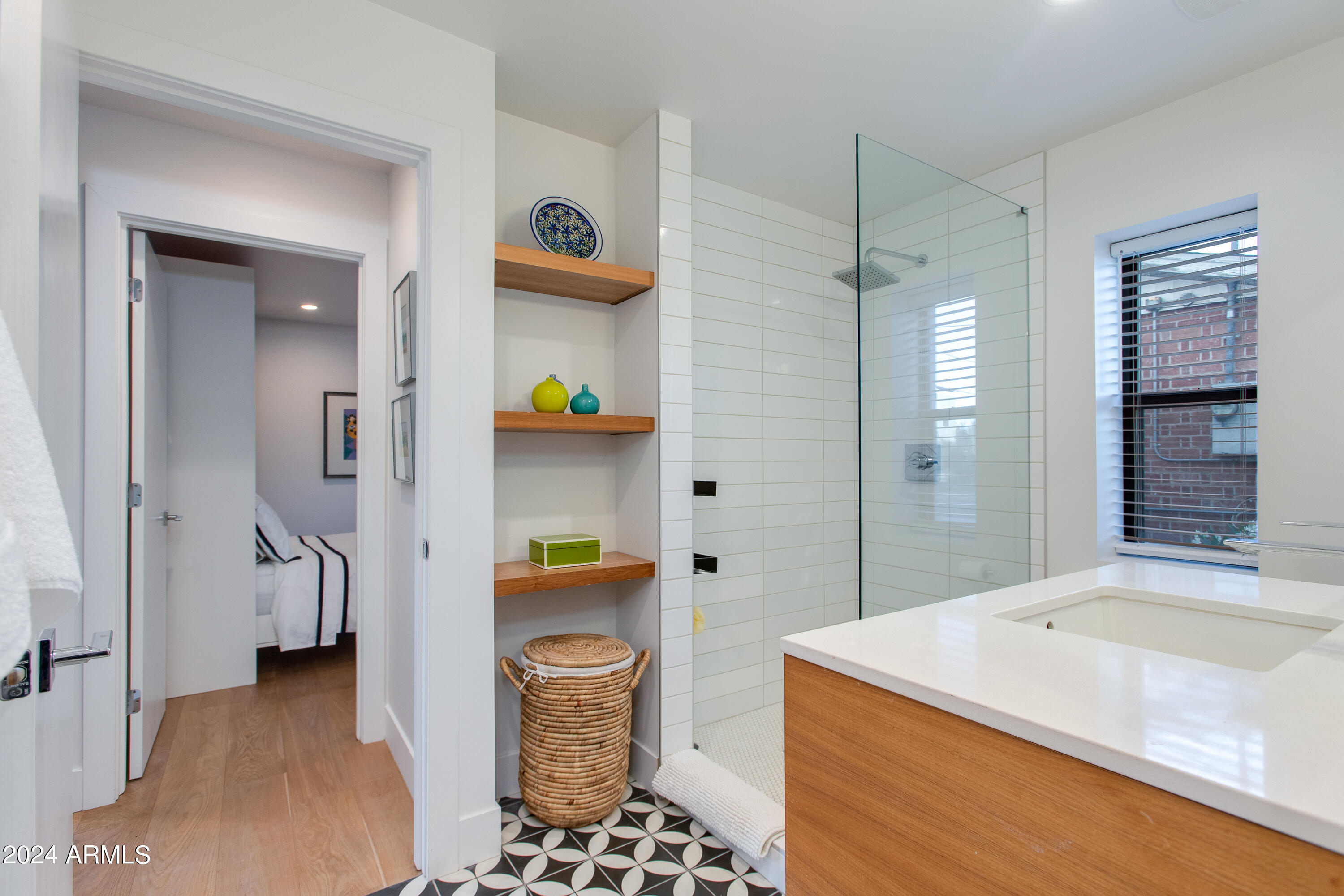 1434 E HOOVER Avenue