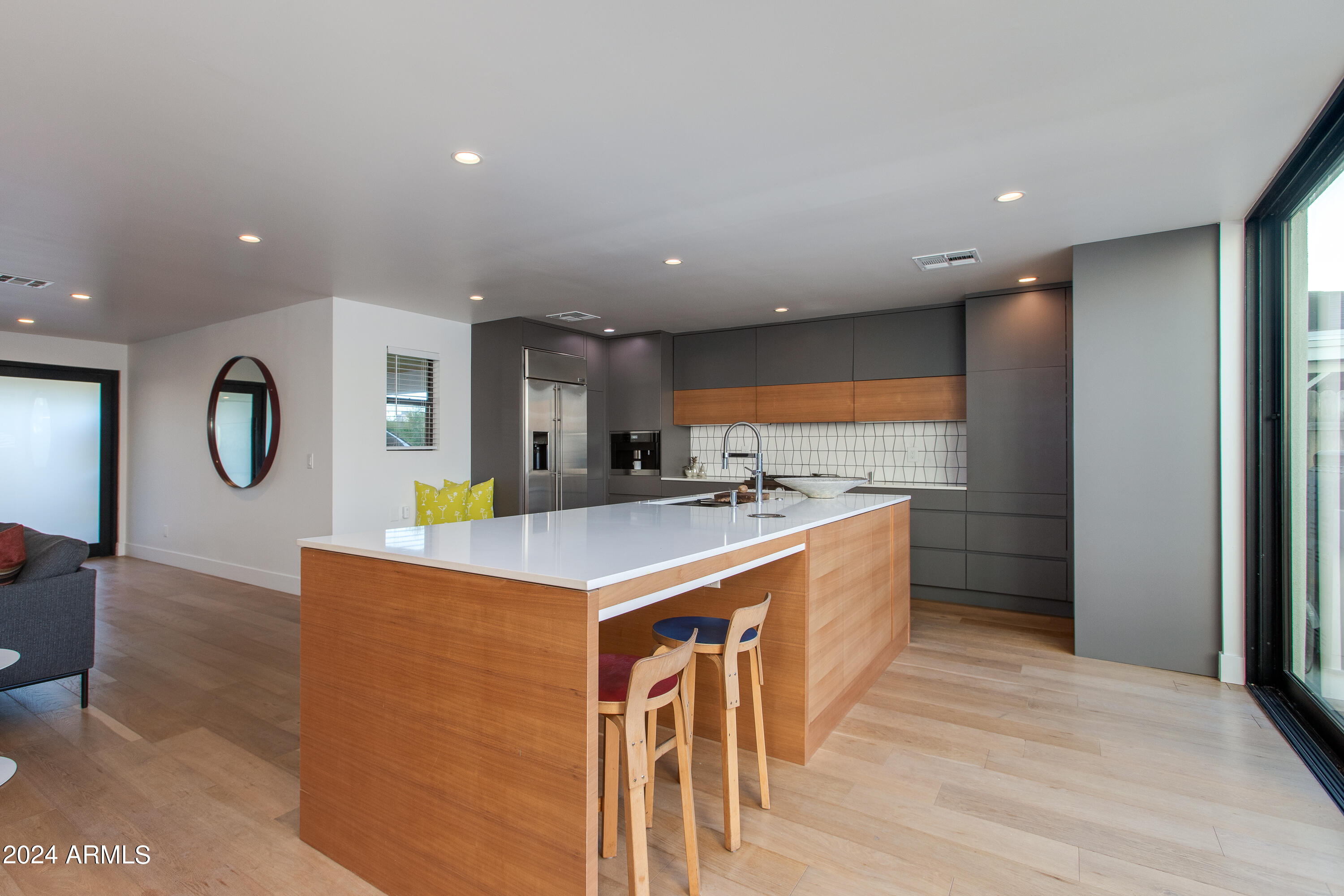 1434 E HOOVER Avenue