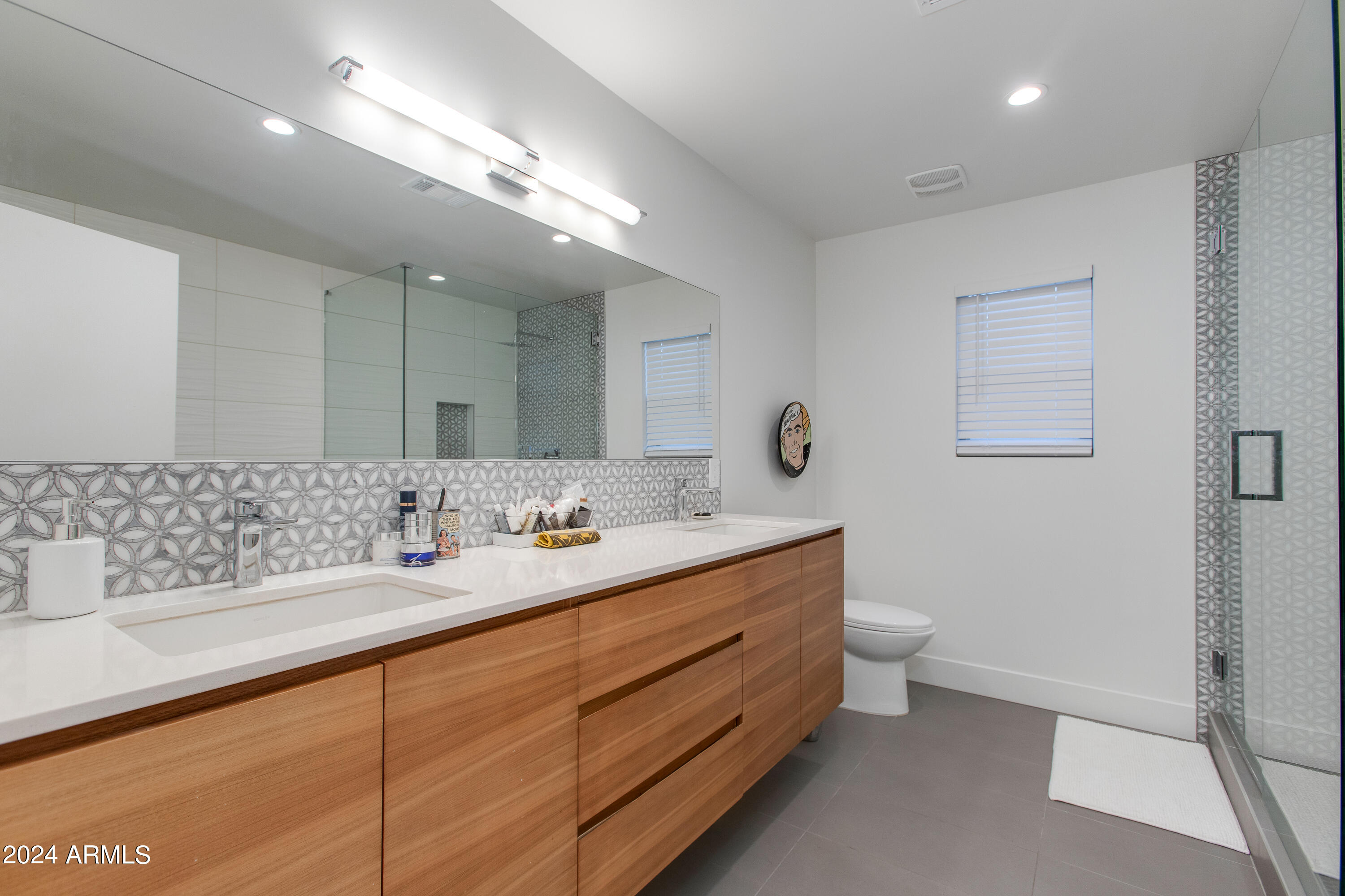 1434 E HOOVER Avenue