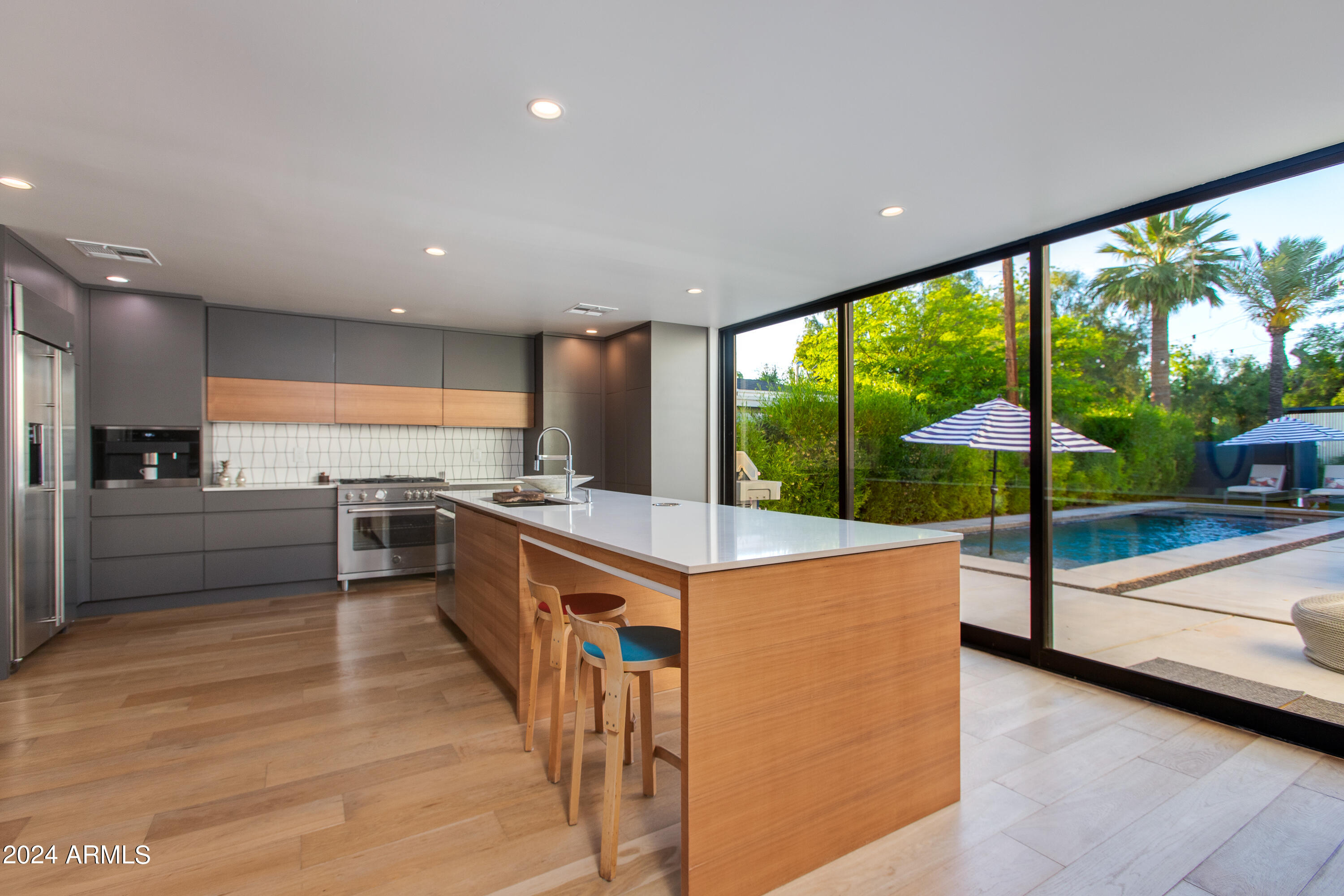 1434 E HOOVER Avenue