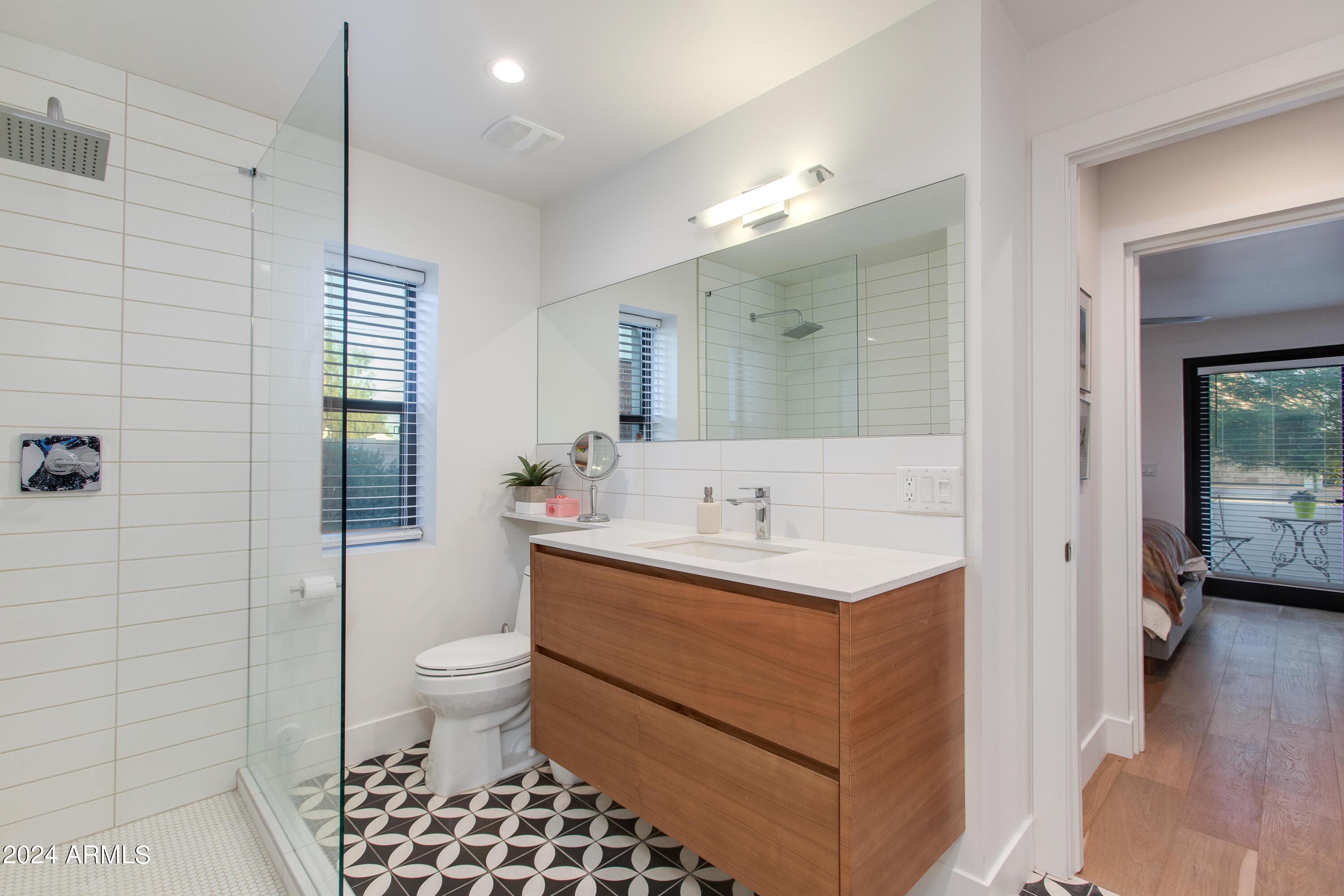 1434 E HOOVER Avenue