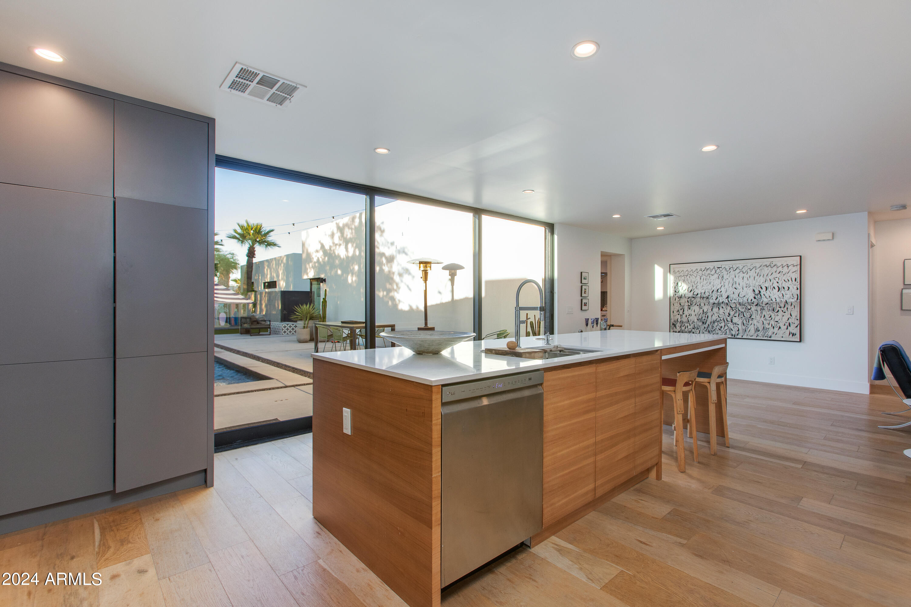 1434 E HOOVER Avenue