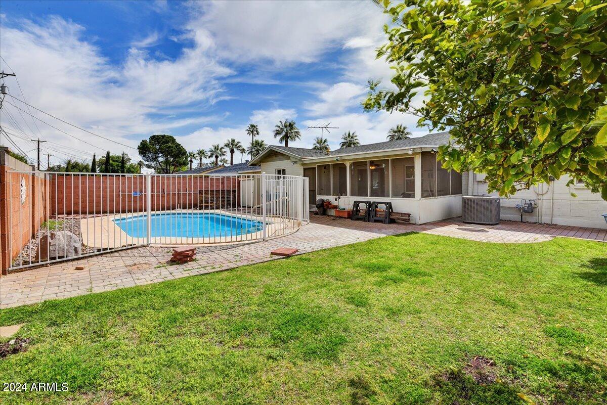 3418 E SELLS Drive
