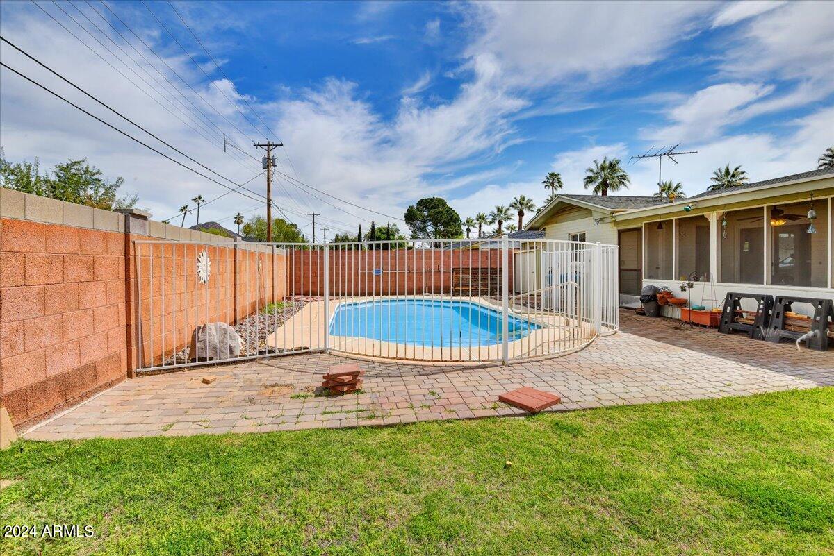3418 E SELLS Drive