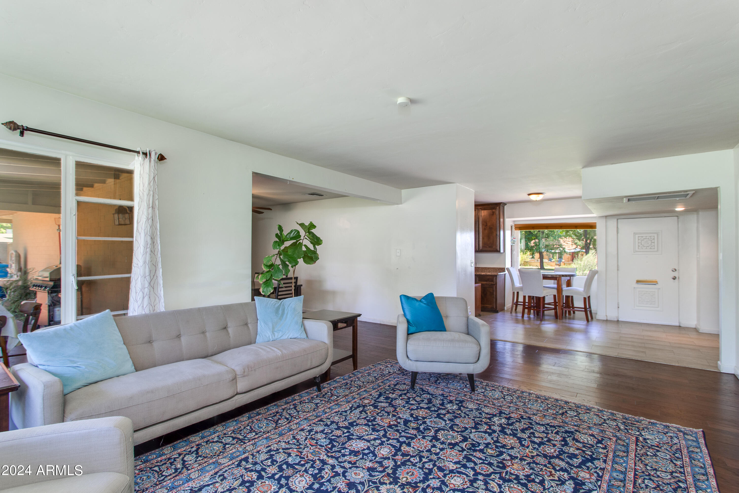 1002 W SOLANO Drive