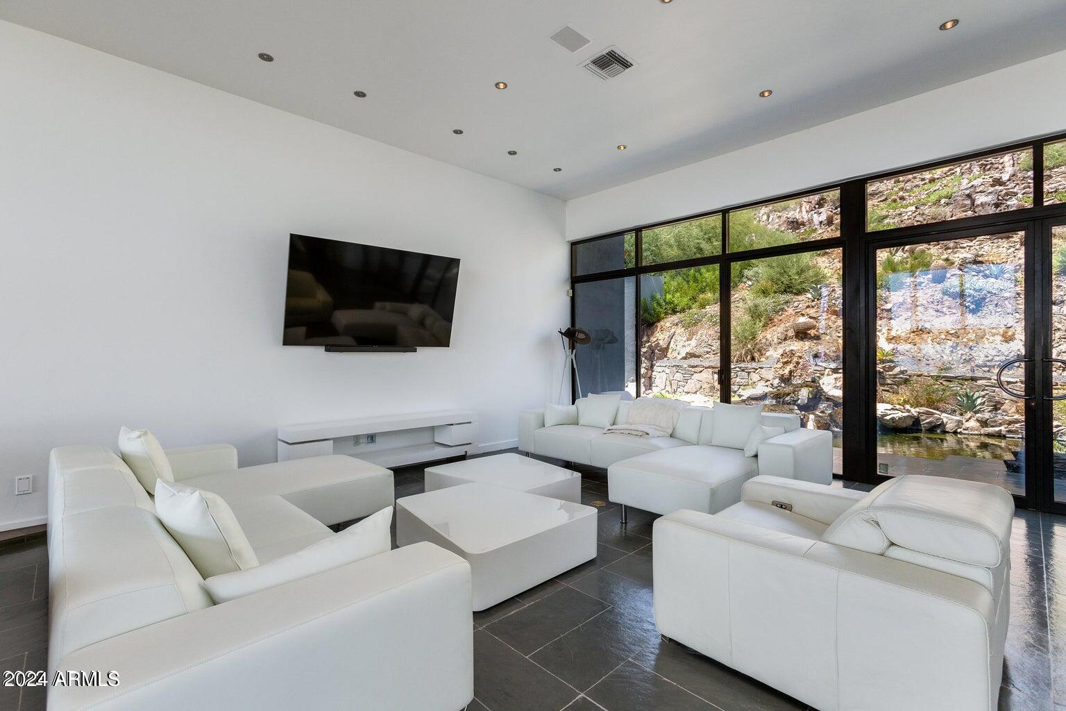 4228 E Highlands Drive