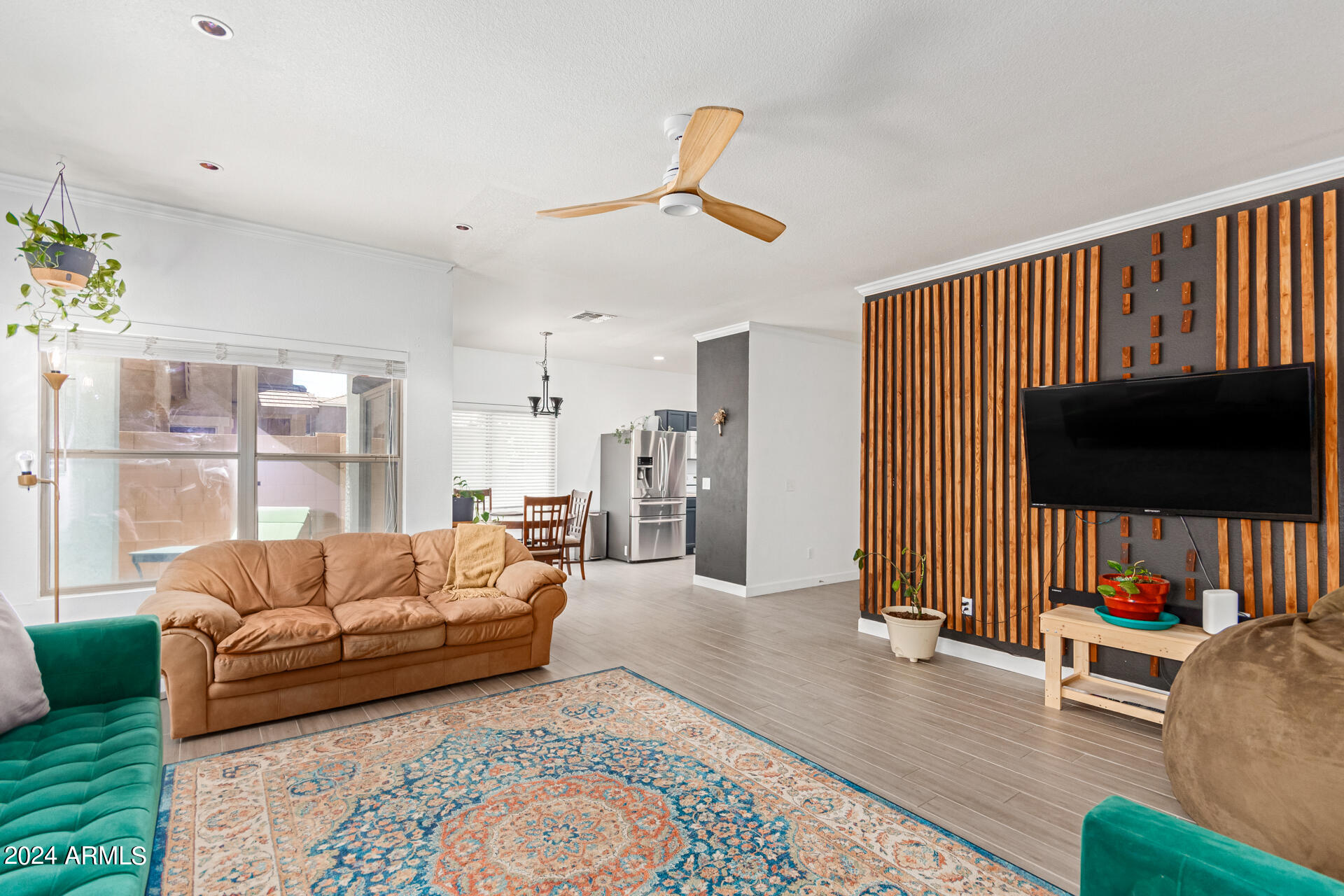 1105 E PARKVIEW Court