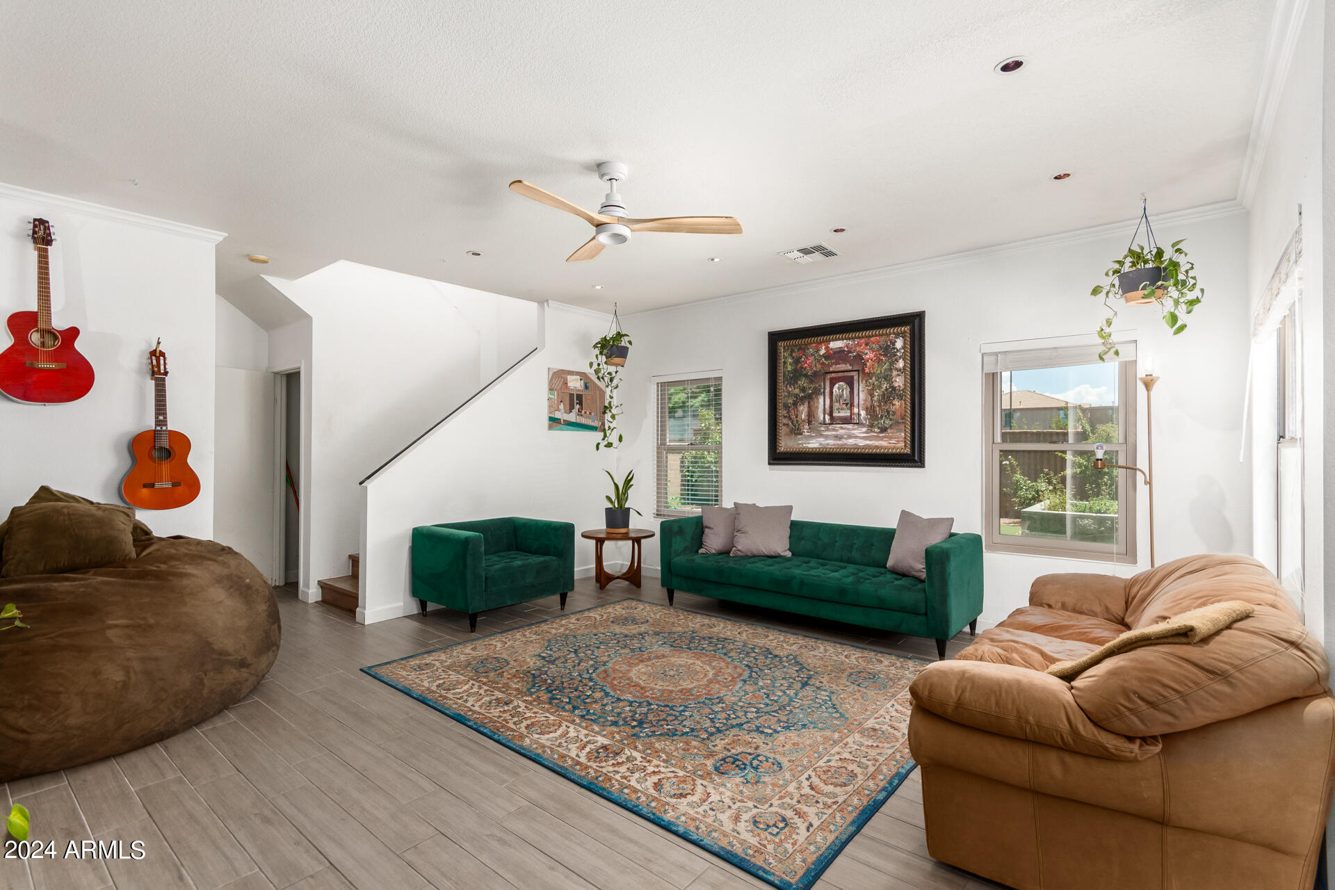 1105 E PARKVIEW Court