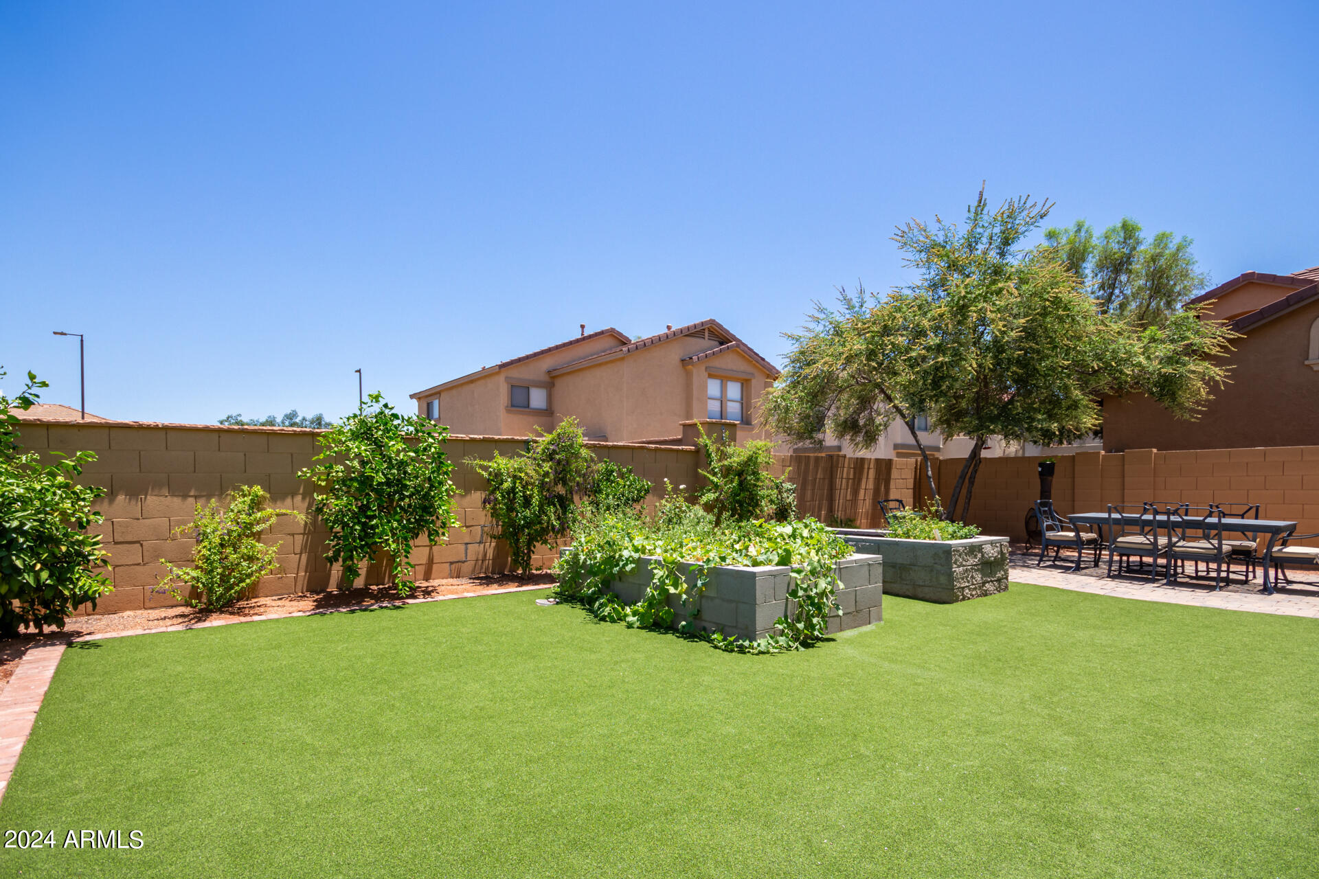 1105 E PARKVIEW Court