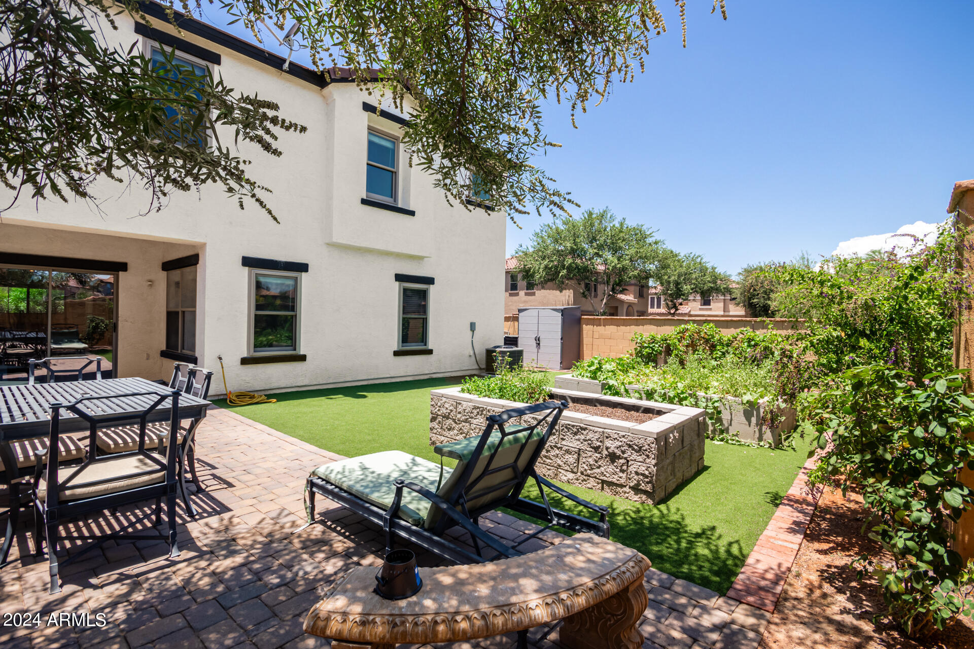 1105 E PARKVIEW Court