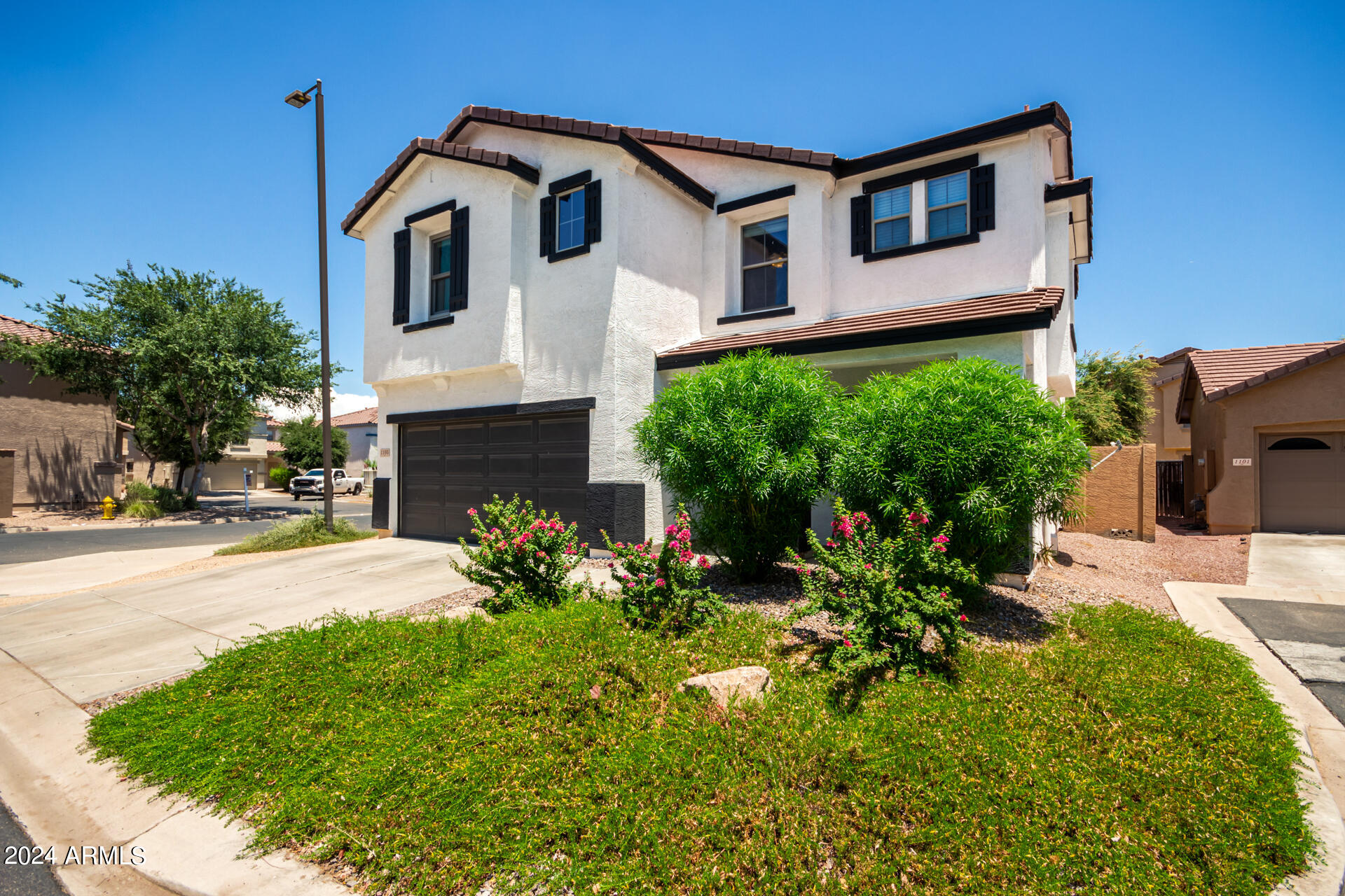 1105 E PARKVIEW Court