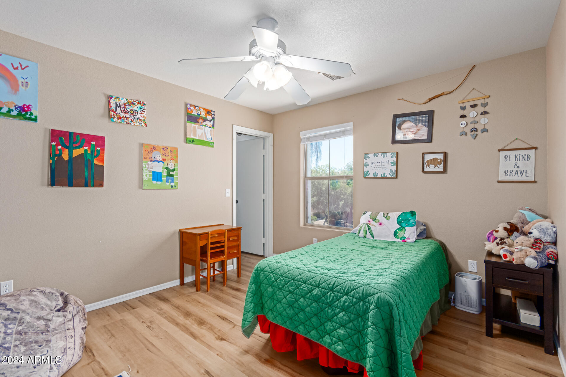 1105 E PARKVIEW Court