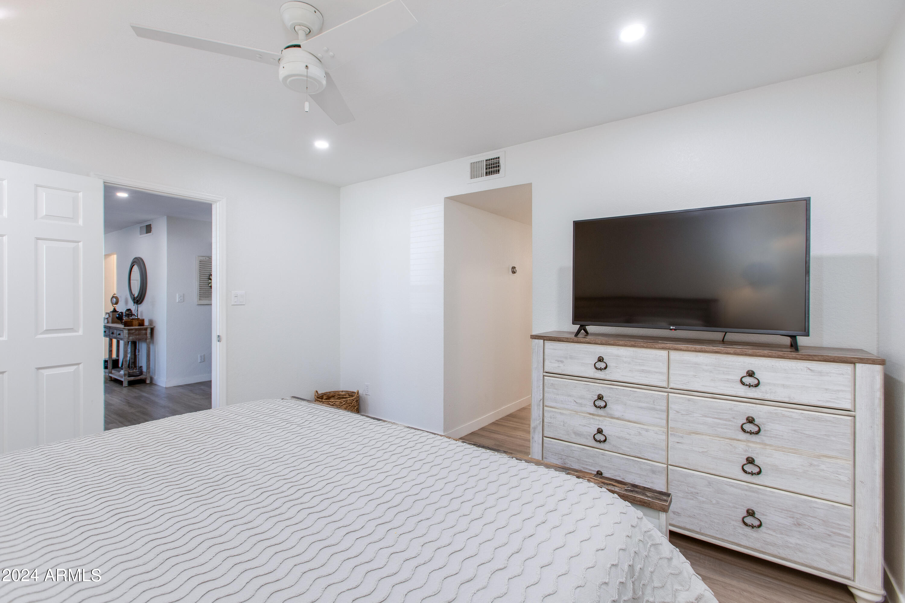 8787 E MOUNTAIN VIEW Road, 1083