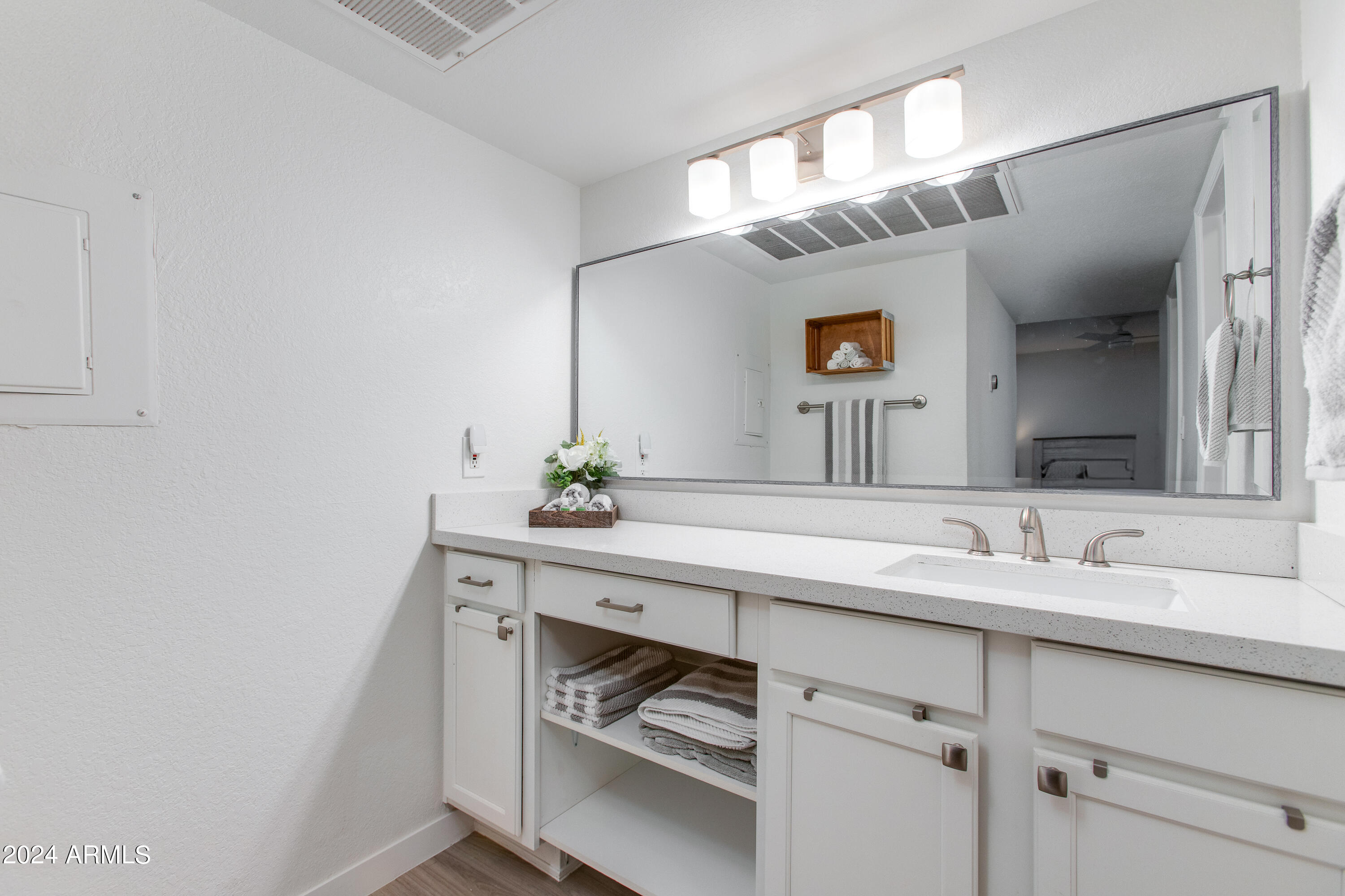 8787 E MOUNTAIN VIEW Road, 1083