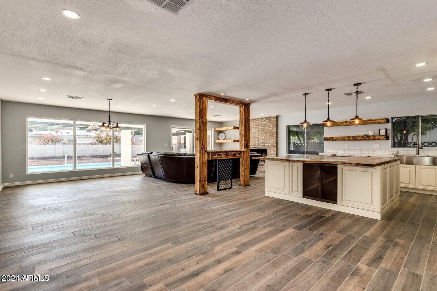 823 W PORT AU PRINCE Lane