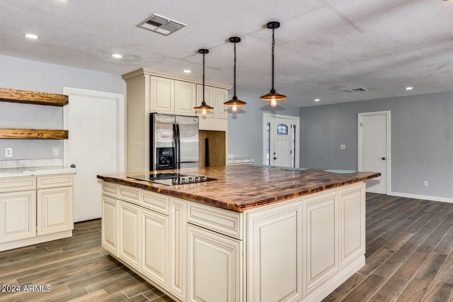 823 W PORT AU PRINCE Lane