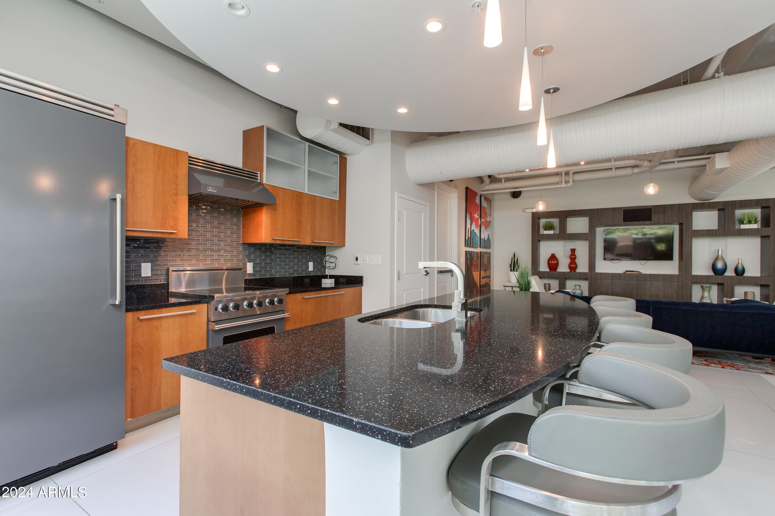 1 E LEXINGTON Avenue, 604