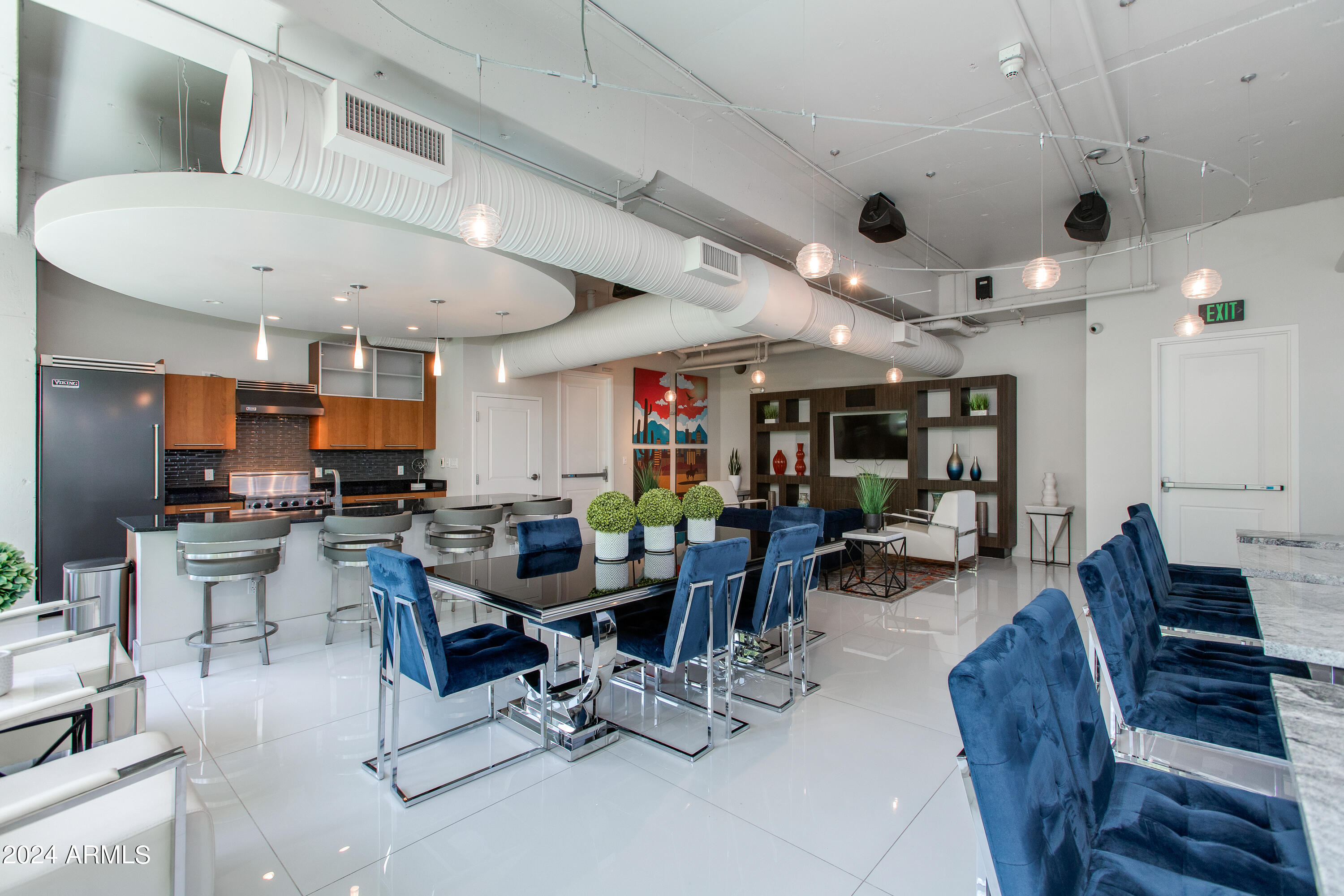 1 E LEXINGTON Avenue, 604
