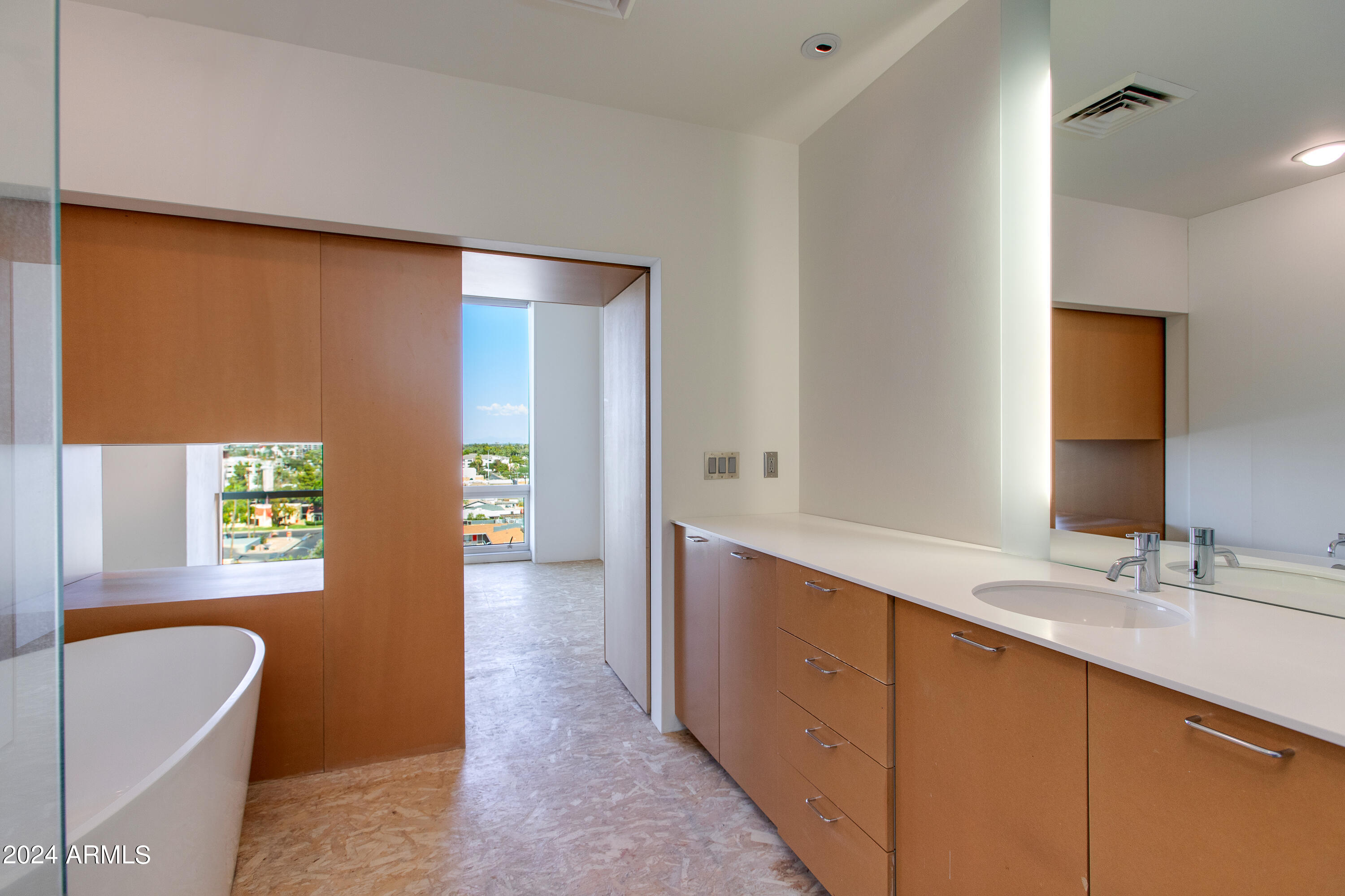 1 E LEXINGTON Avenue, 604
