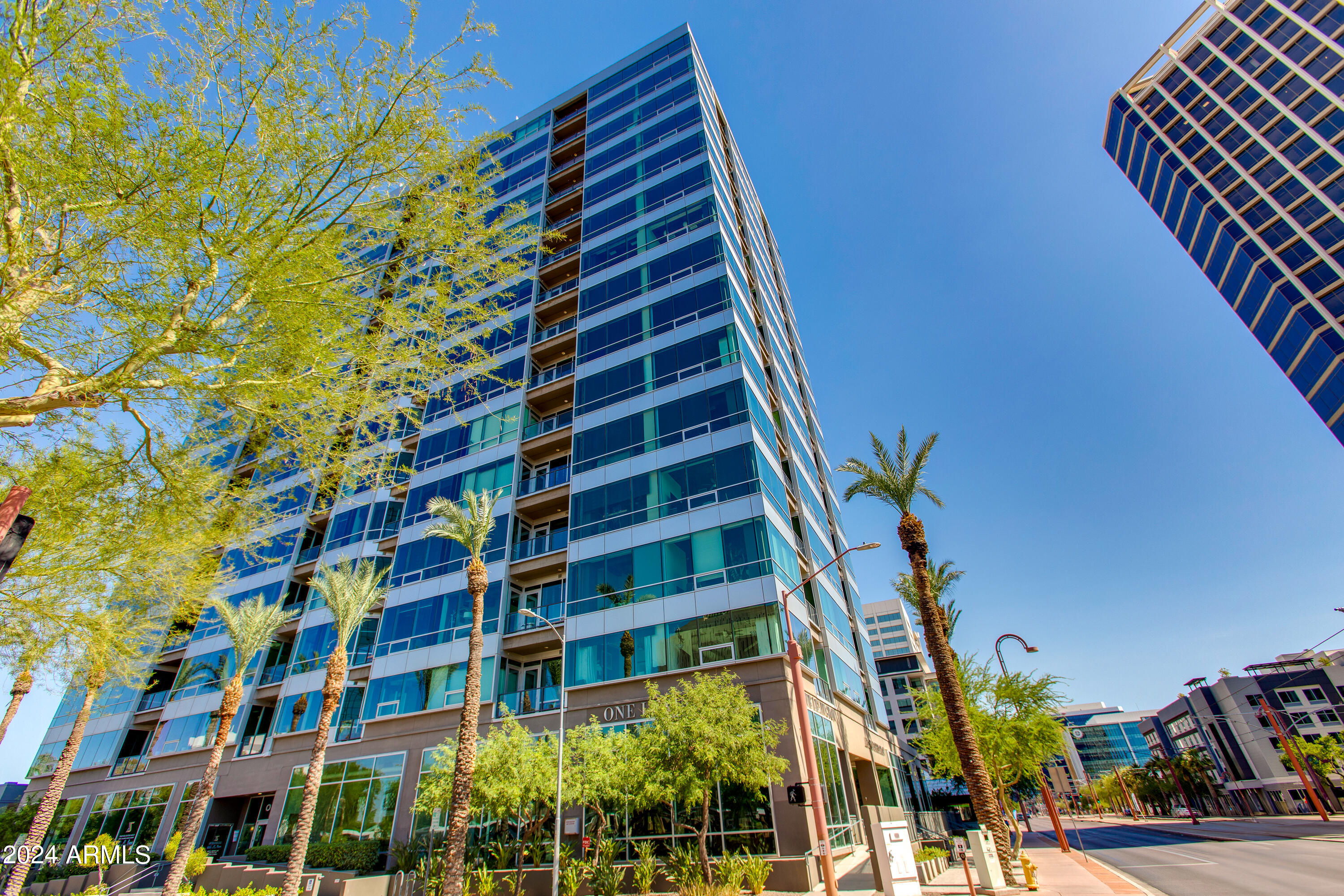 1 E LEXINGTON Avenue, 604