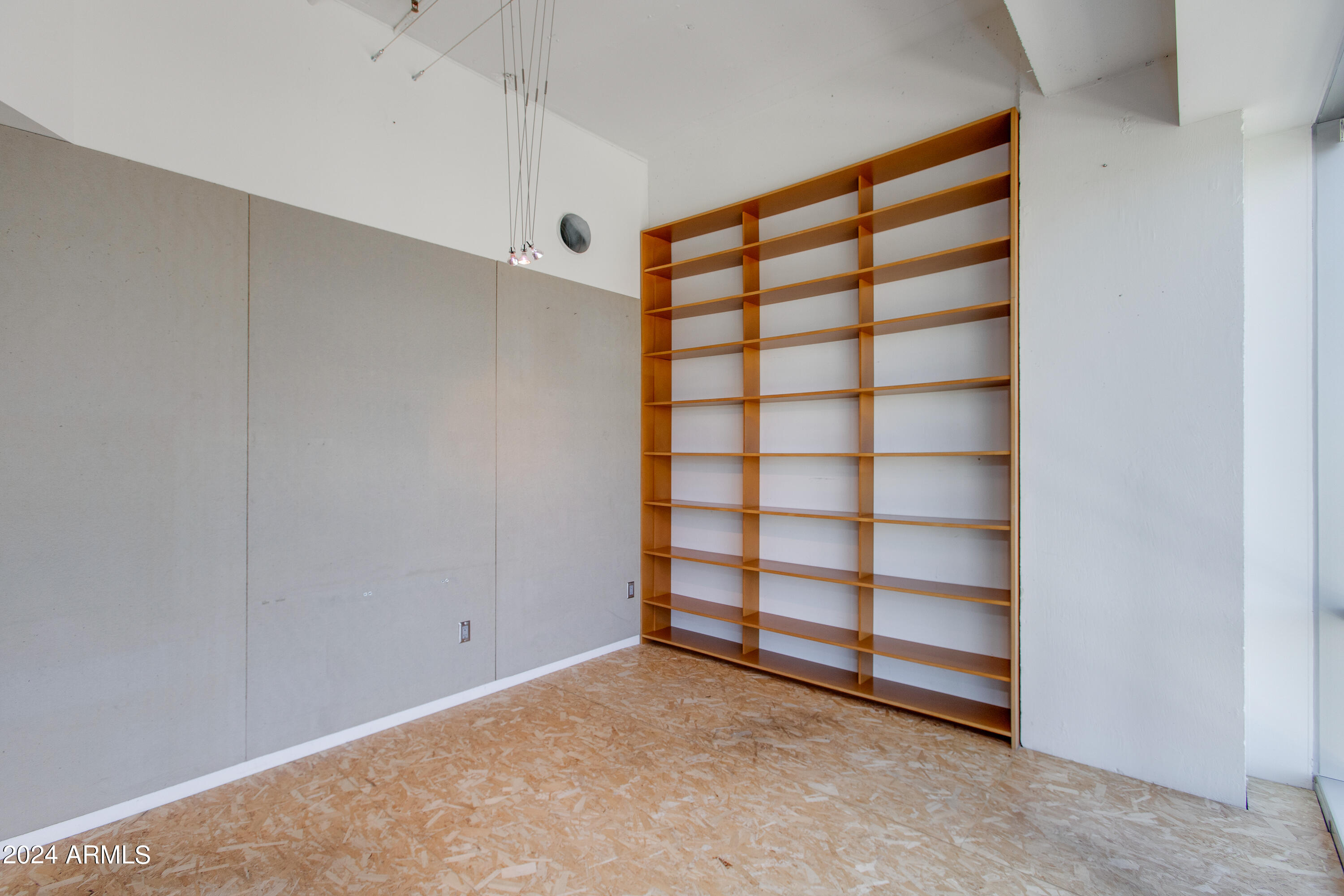 1 E LEXINGTON Avenue, 604