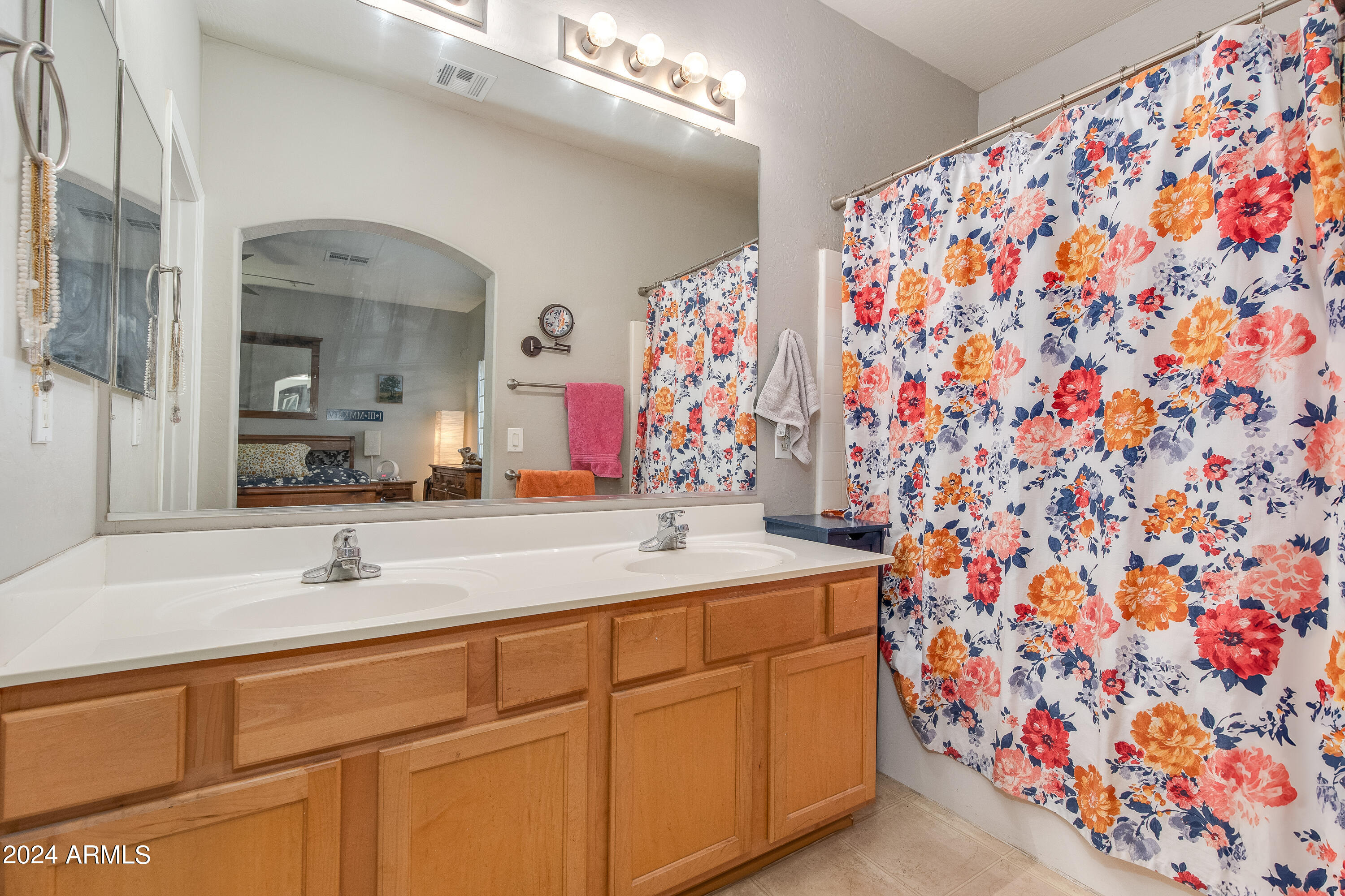 1718 W COLTER Street, 196