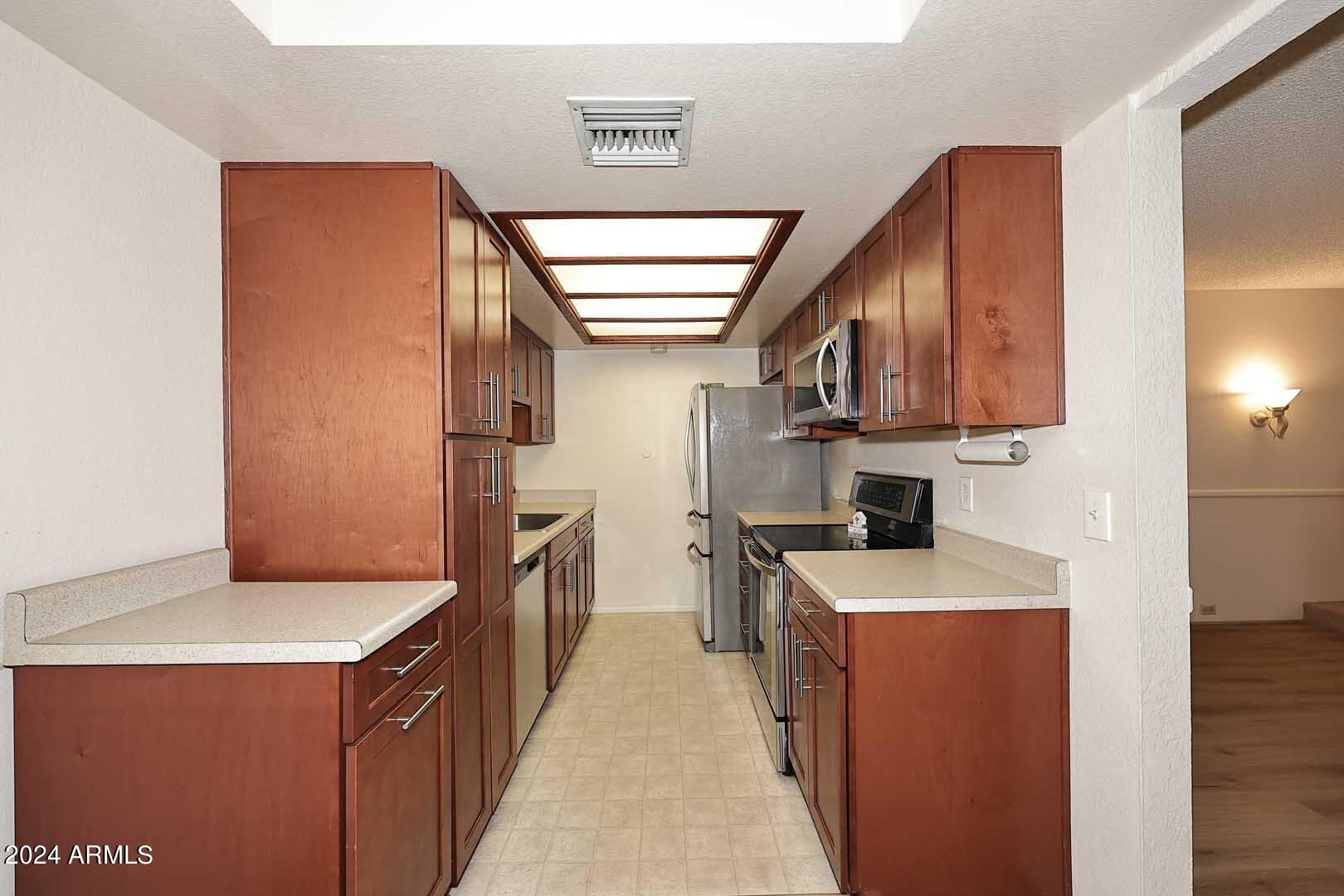 7557 N DREAMY DRAW Drive, 103