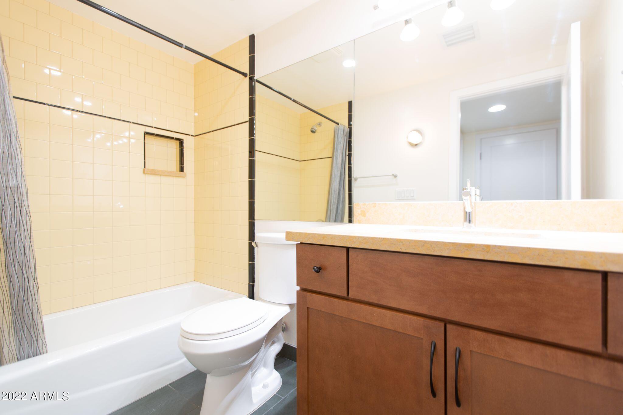 1300 W 5TH Street, 1009